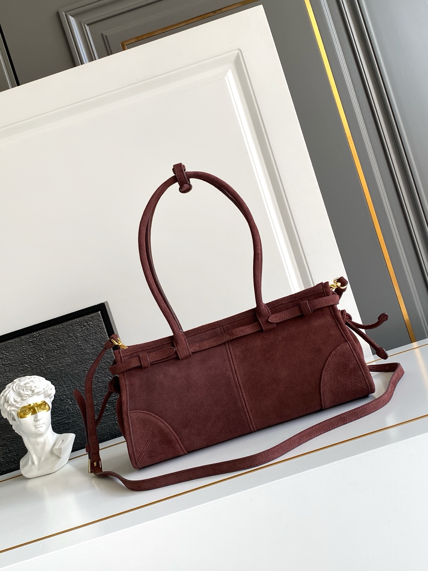 Fendi LusSolf新色枣红磨砂皮 油亮的色泽散发出古典气息 配有一条可拆卸调节的长肩带