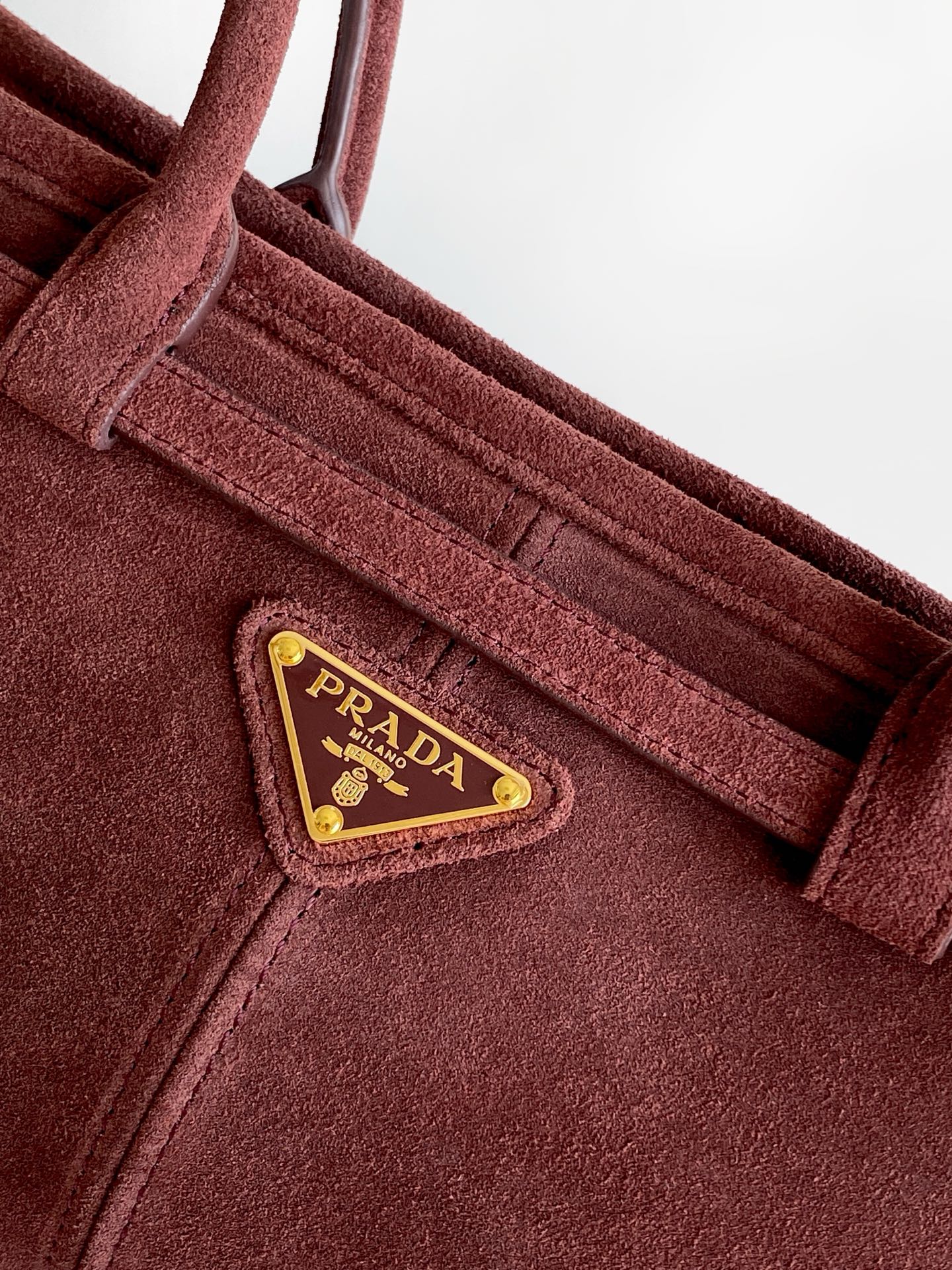 Fendi LusSolf新色枣红磨砂皮 油亮的色泽散发出古典气息 配有一条可拆卸调节的长肩带