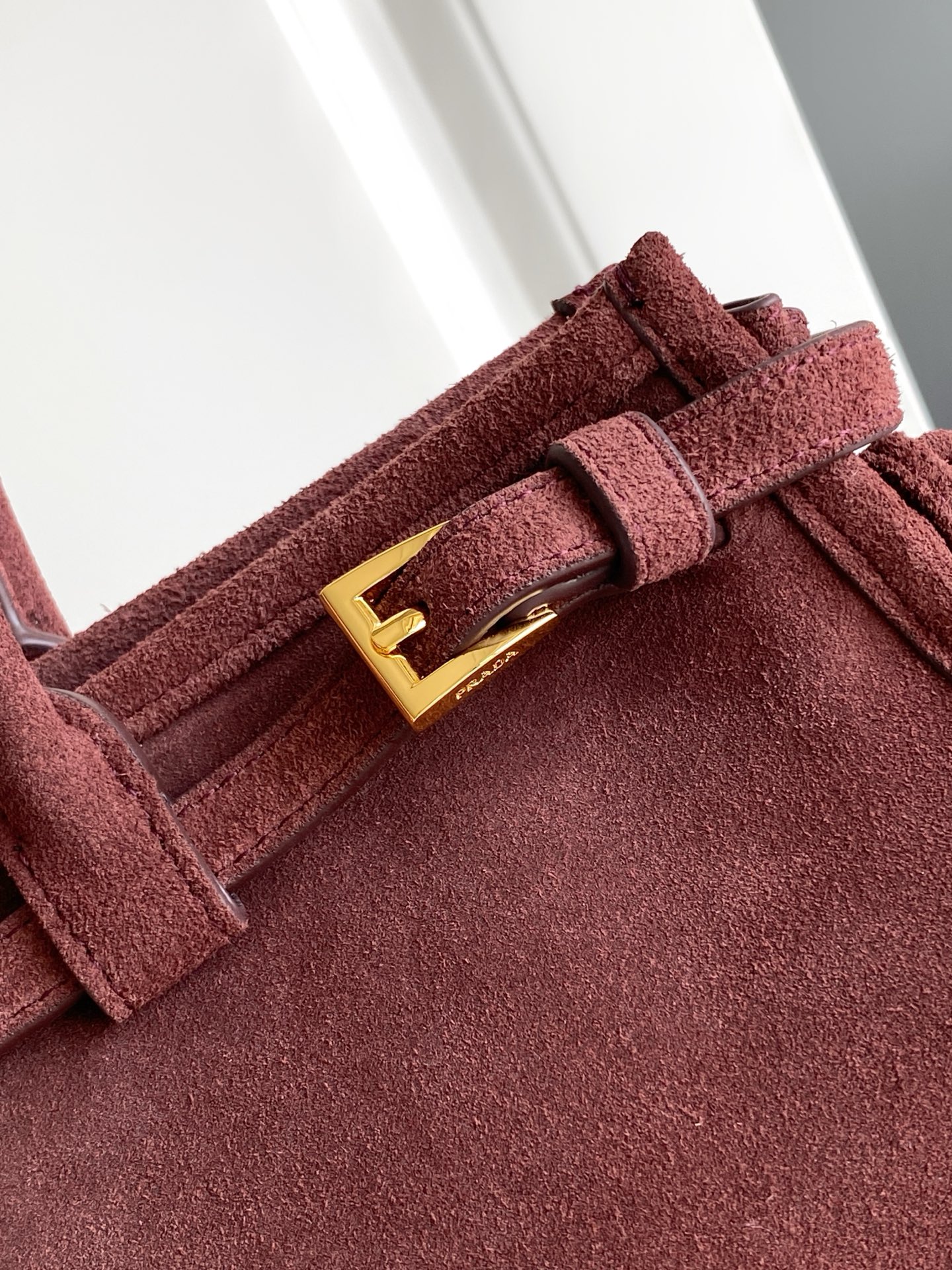 Fendi LusSolf新色枣红磨砂皮 油亮的色泽散发出古典气息 配有一条可拆卸调节的长肩带