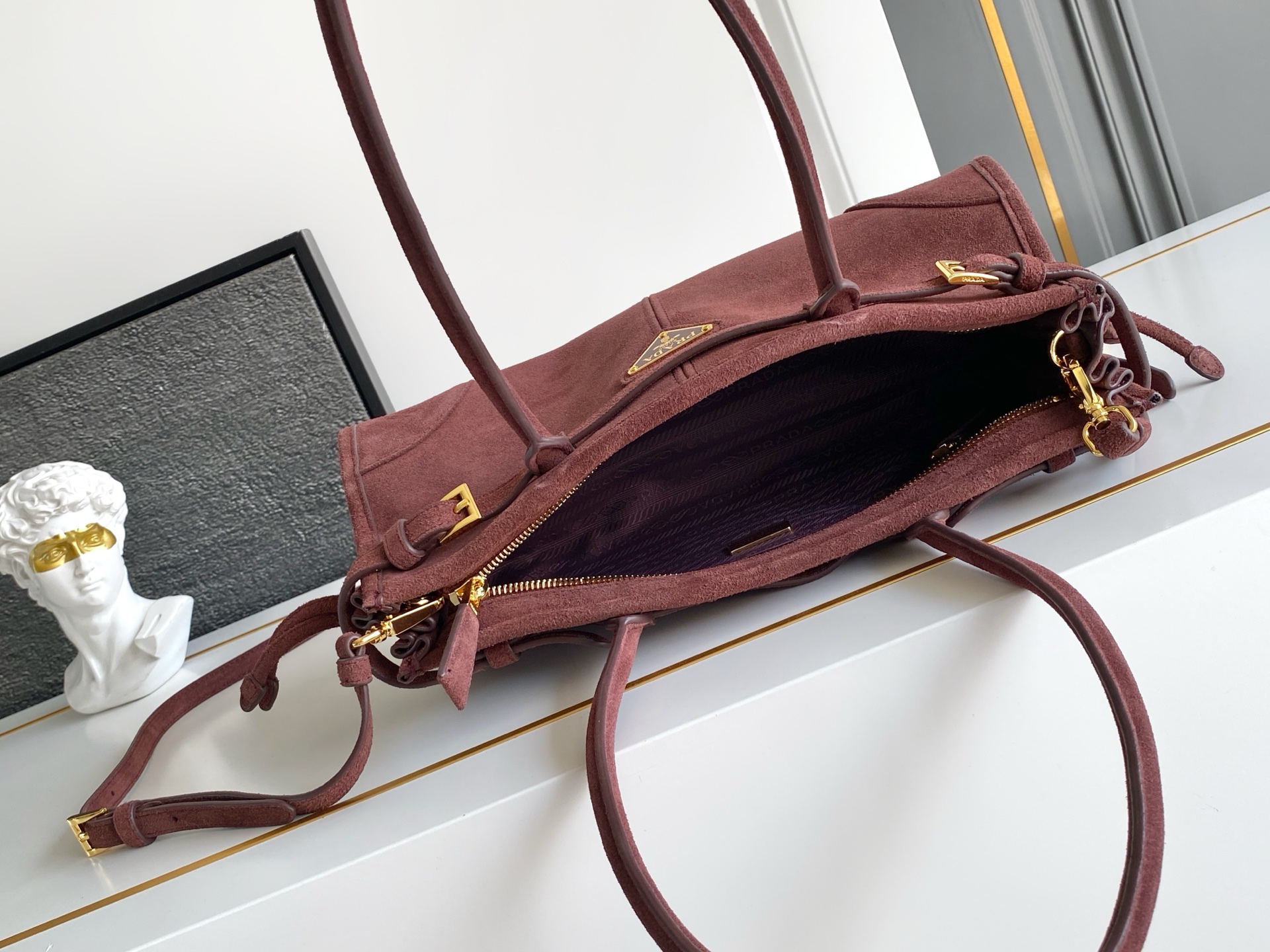 Fendi LusSolf新色枣红磨砂皮 油亮的色泽散发出古典气息 配有一条可拆卸调节的长肩带