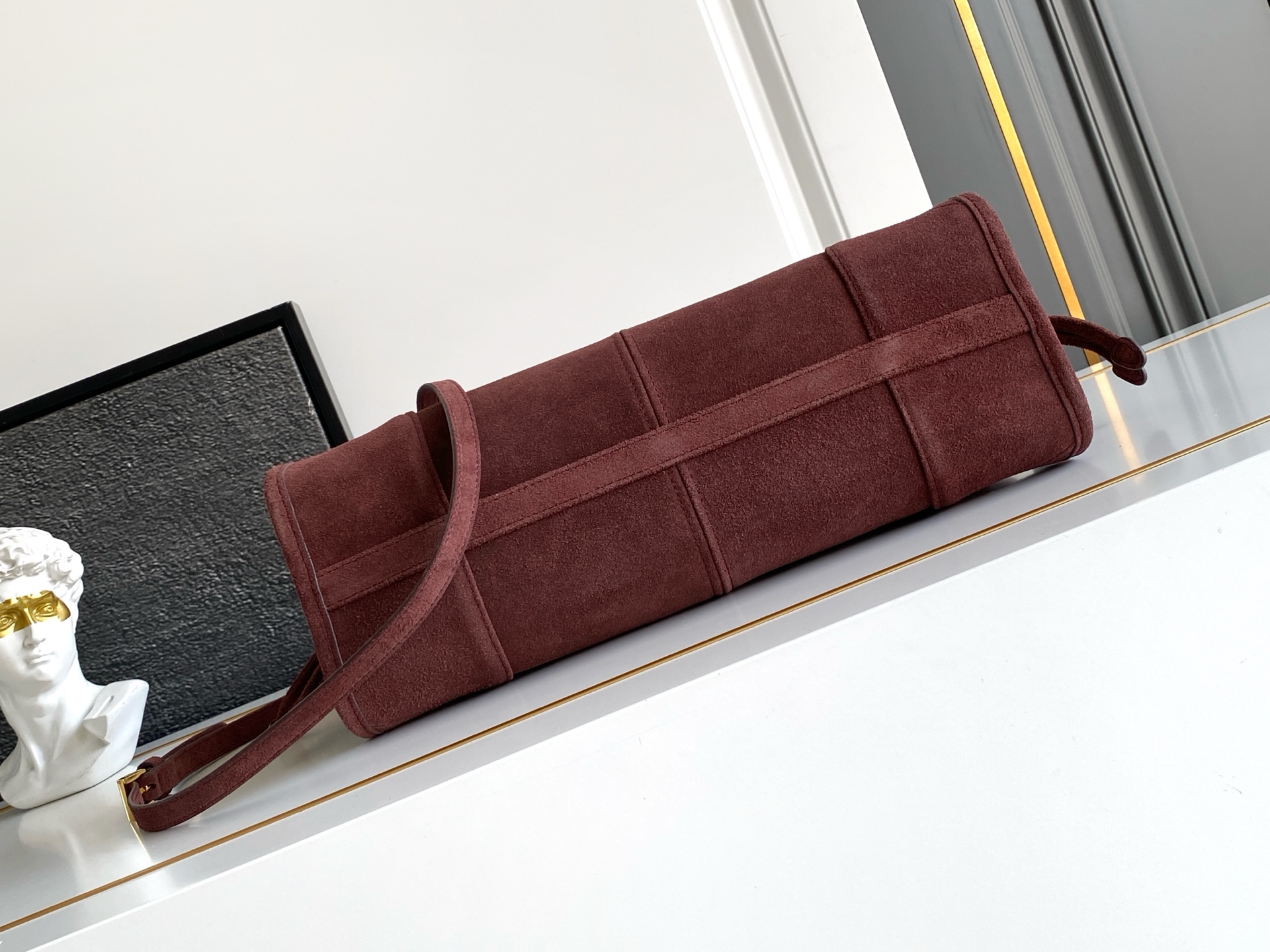 Fendi LusSolf新色枣红磨砂皮 油亮的色泽散发出古典气息 配有一条可拆卸调节的长肩带