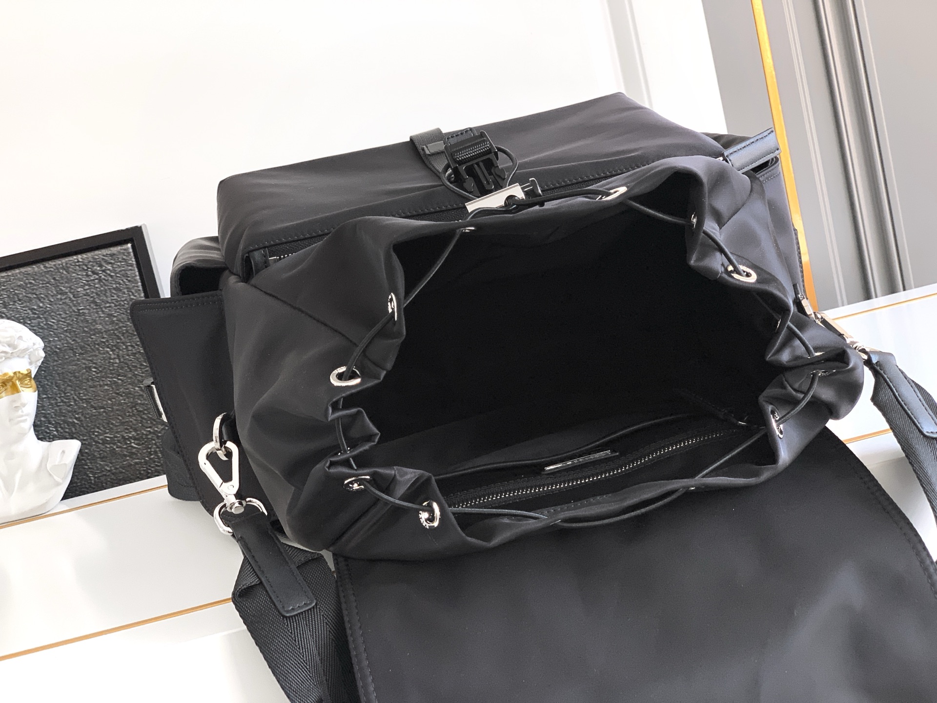 Prada 新款双肩包