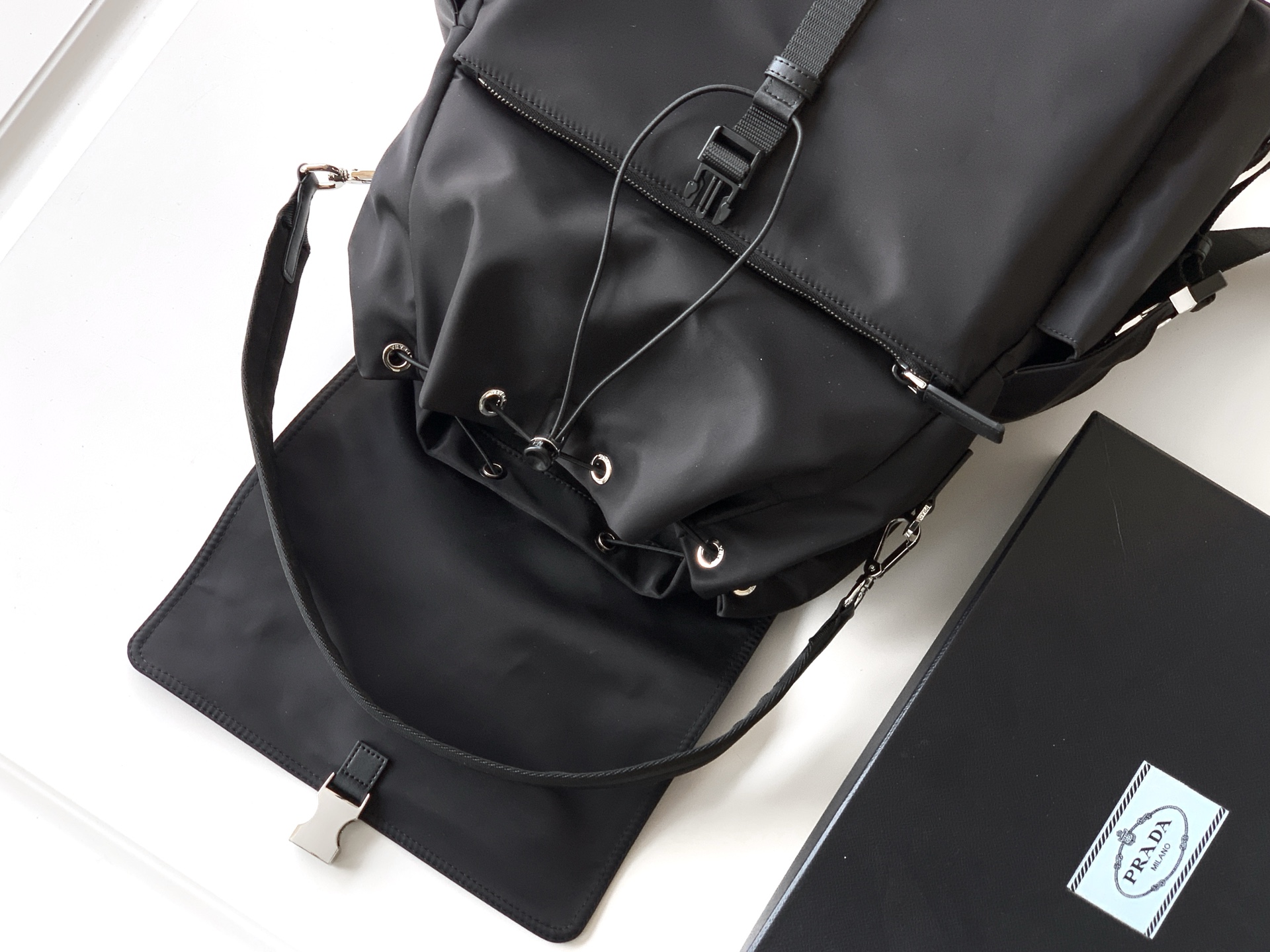 Prada 新款双肩包