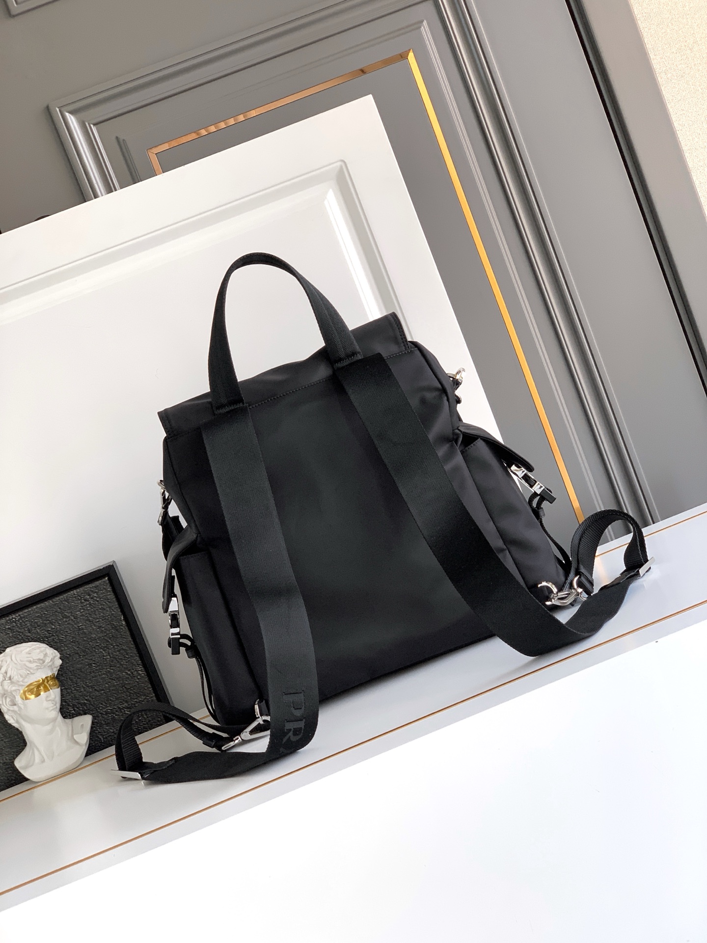 Prada 新款双肩包