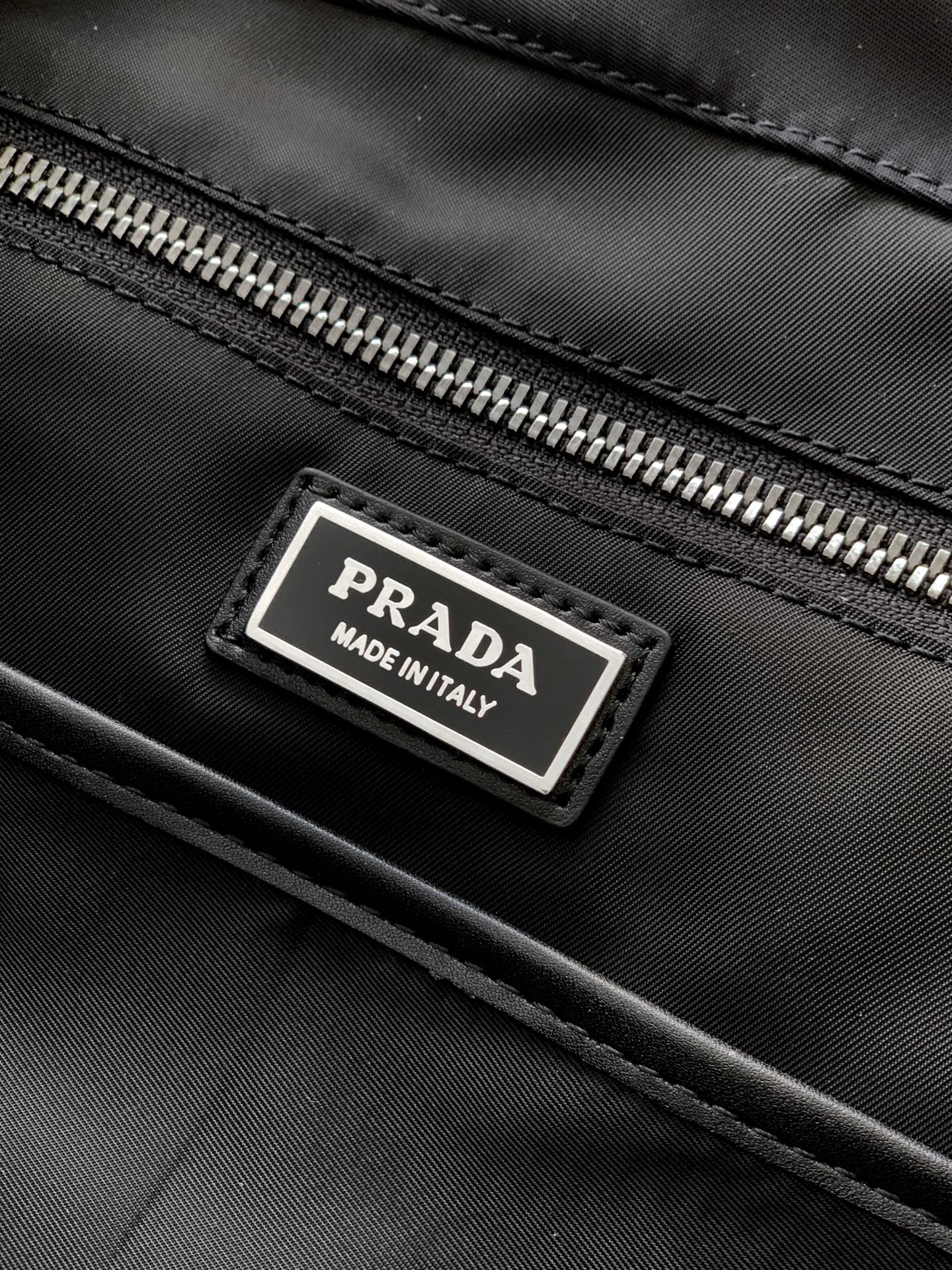 Prada 新款双肩包
