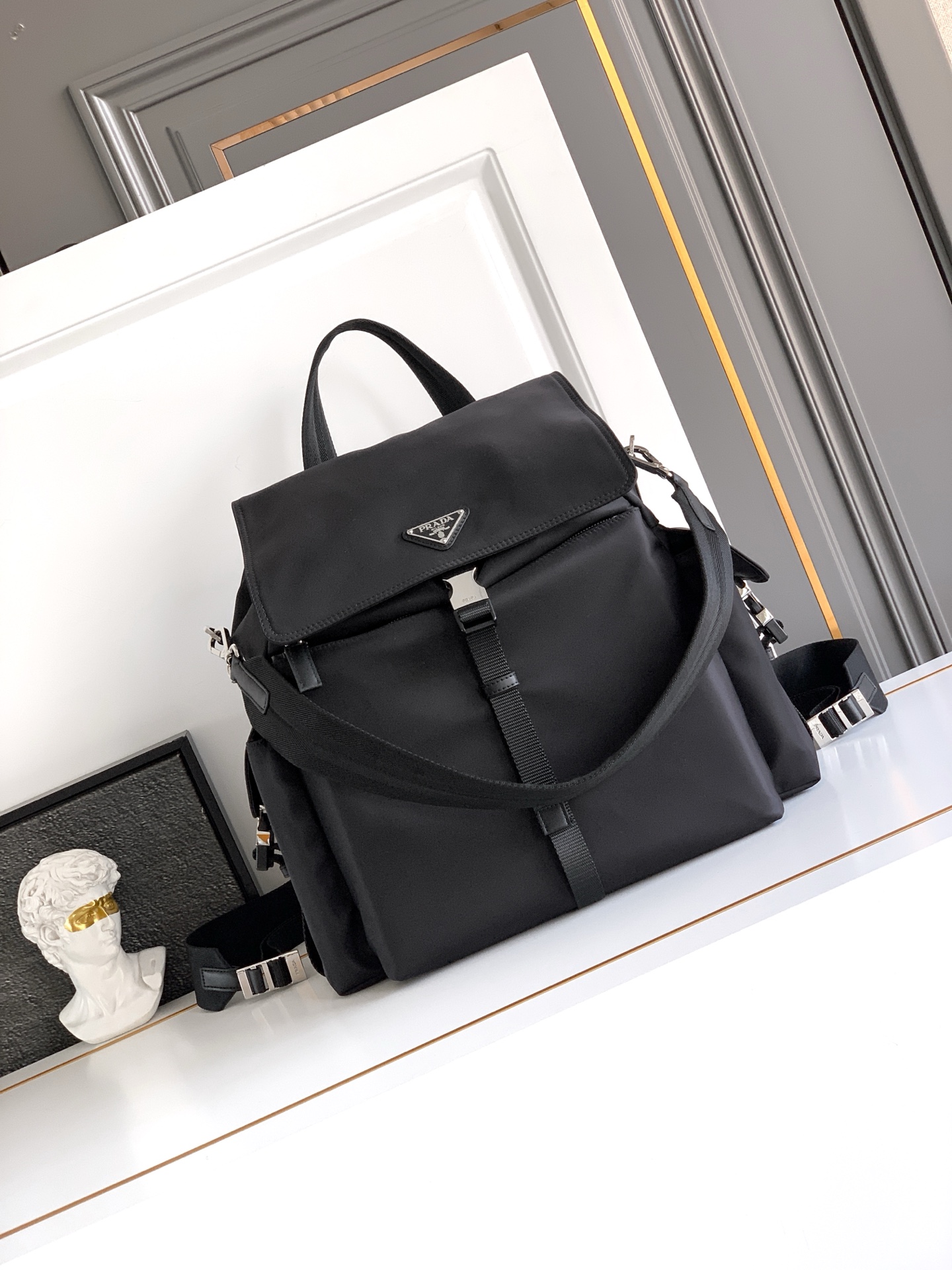Prada 新款双肩包