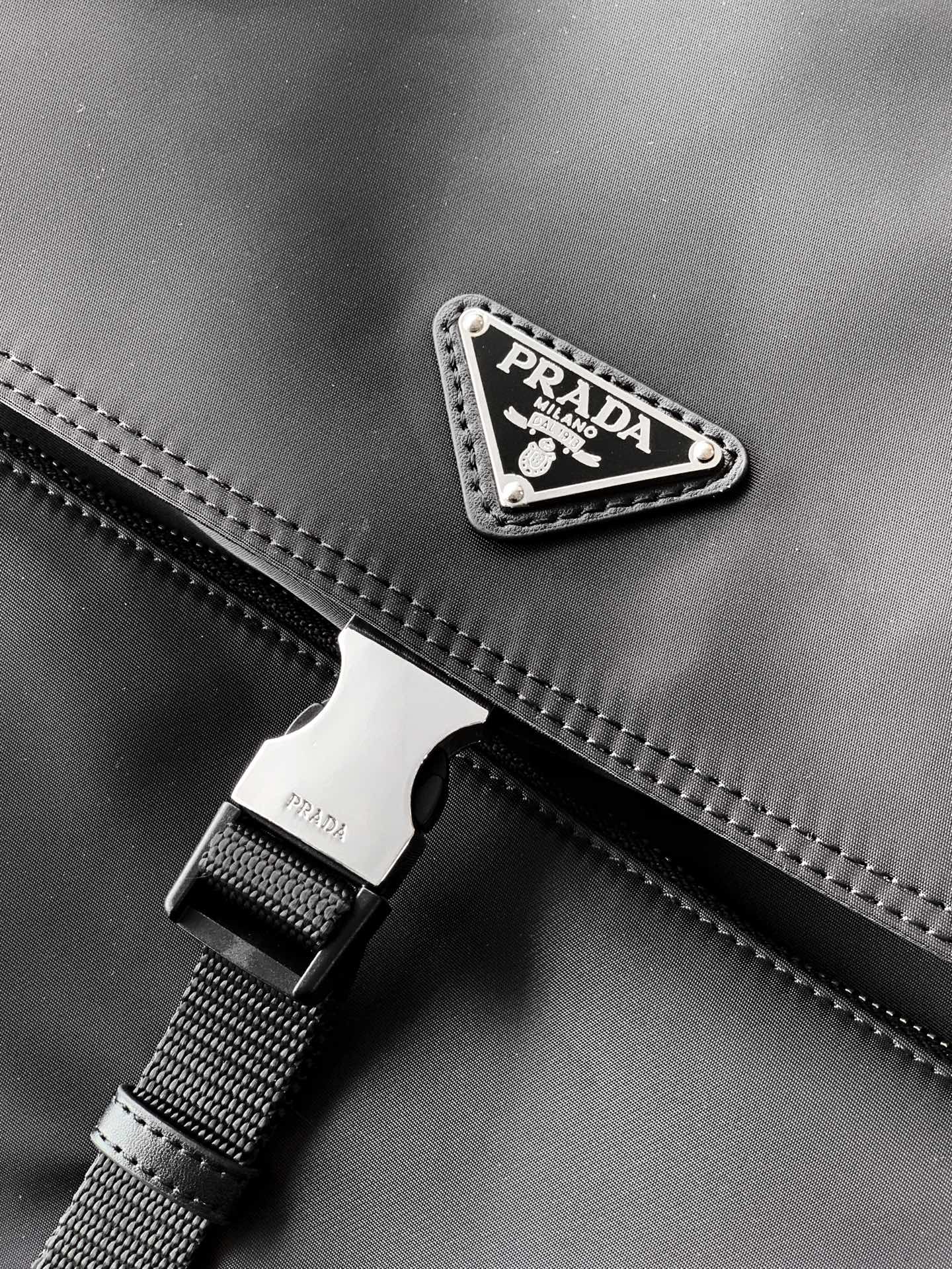 Prada 新款双肩包