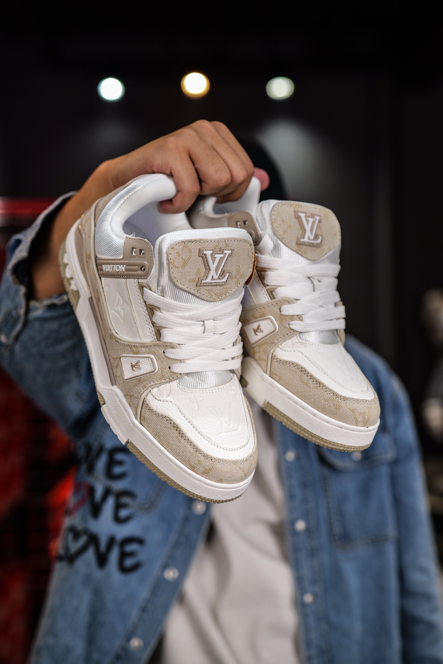 110💰L8版市面最高性价比版本💯底气十足 空胶工艺
驴家LV Trainer 原版完美楦型 品控胜过市面百分之95。
欢迎大家拿去与市面高于几十元的版本相互对比
TPU大底材料全部纯原色料打造的鞋底 区别 市面上小作坊省工料描涂漆上脚两天就掉色。
独家底磨 开发费5w+ 质感媲美原版 密集度超高 区别于同行色泽质感 意大利进口头层一刀切小牛皮 皮料厚实度韧性高于市面
垫脚聚米微料加透气英伦网布 都是按正品一比一打造开发 不偷半点料 不掺半点假
细节原版一致 可对比 全包套原版包装配件 目前市面一梯队级别
⚠市场太杂请注意混卖版本 可区别材料 版型 质感 包装配件 一切肉眼可见的细节。
尺码男女鞋35 36 37 38 39 40 41 42 43 44 45 46