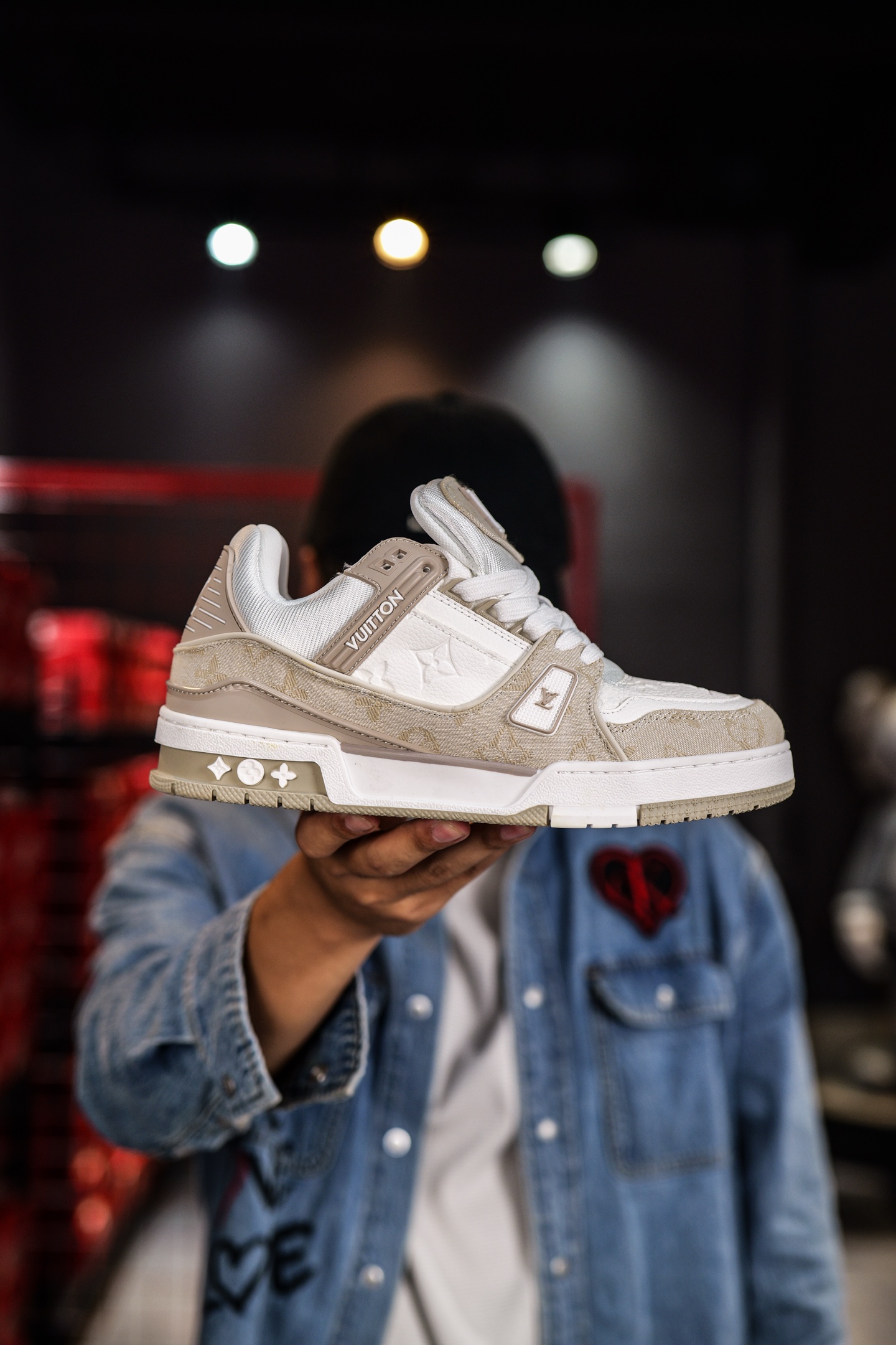 110💰L8版市面最高性价比版本💯底气十足 空胶工艺 
驴家LV Trainer 原版完美楦型  品控胜过市面百分之95。
欢迎大家拿去与市面高于几十元的版本相互对比
TPU大底材料全部纯原色料打造的鞋底 区别 市面上小作坊省工料描涂漆上脚两天就掉色。
独家底磨 开发费5w+ 质感媲美原版 密集度超高 区别于同行色泽质感 意大利进口头层一刀切小牛皮 皮料厚实度韧性高于市面
垫脚聚米微料加透气英伦网布 都是按正品一比一打造开发 不偷半点料 不掺半点假 
细节原版一致 可对比 全包套原版包装配件 目前市面一梯队级别
⚠市场太杂请注意混卖版本 可区别材料 版型 质感 包装配件 一切肉眼可见的细节。
尺码男女鞋35 36 37 38 39 40 41 42 43 44 45 46