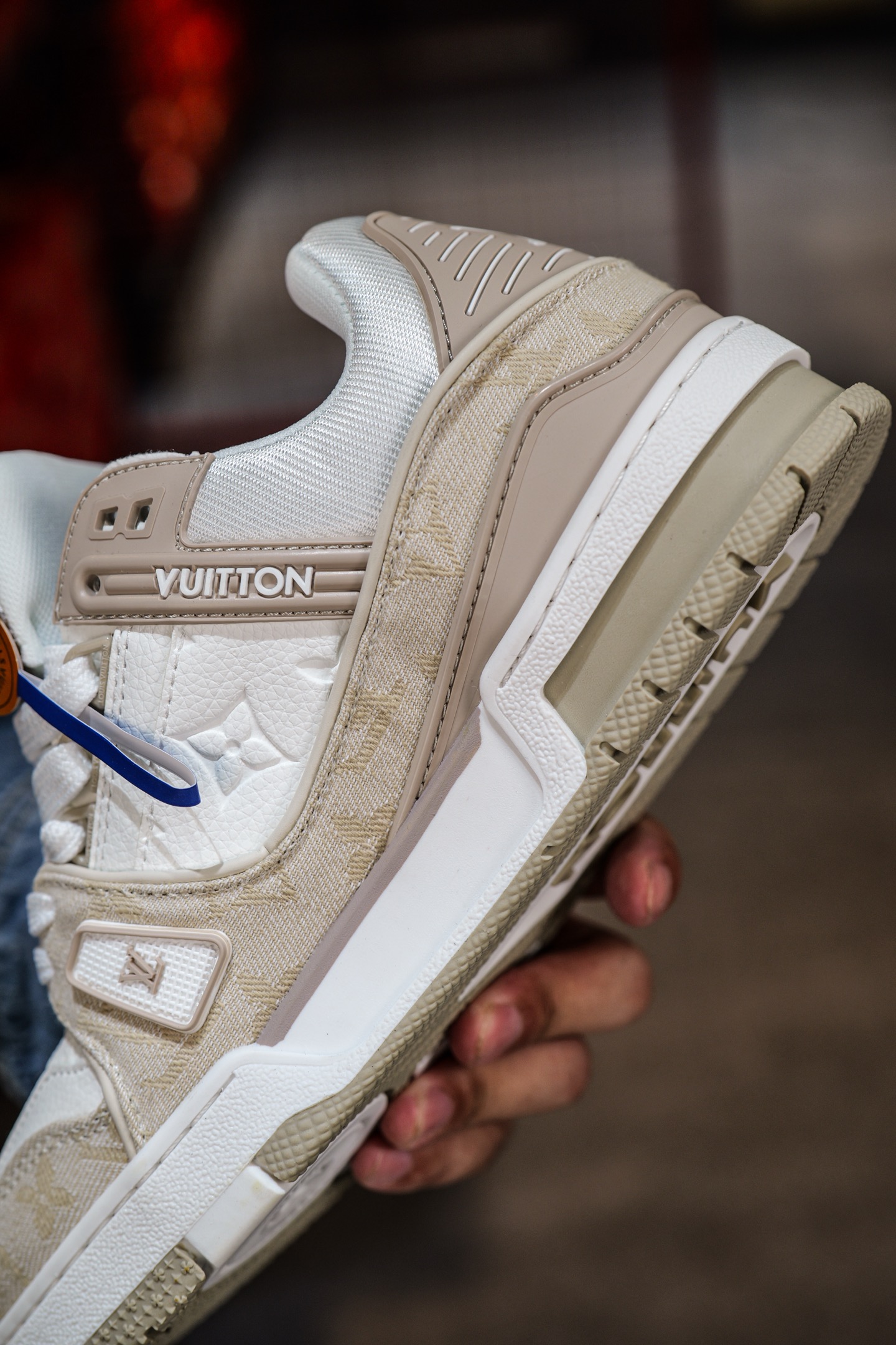 110💰L8版市面最高性价比版本💯底气十足 空胶工艺
驴家LV Trainer 原版完美楦型 品控胜过市面百分之95。
欢迎大家拿去与市面高于几十元的版本相互对比
TPU大底材料全部纯原色料打造的鞋底 区别 市面上小作坊省工料描涂漆上脚两天就掉色。
独家底磨 开发费5w+ 质感媲美原版 密集度超高 区别于同行色泽质感 意大利进口头层一刀切小牛皮 皮料厚实度韧性高于市面
垫脚聚米微料加透气英伦网布 都是按正品一比一打造开发 不偷半点料 不掺半点假
细节原版一致 可对比 全包套原版包装配件 目前市面一梯队级别
⚠市场太杂请注意混卖版本 可区别材料 版型 质感 包装配件 一切肉眼可见的细节。
尺码男女鞋35 36 37 38 39 40 41 42 43 44 45 46