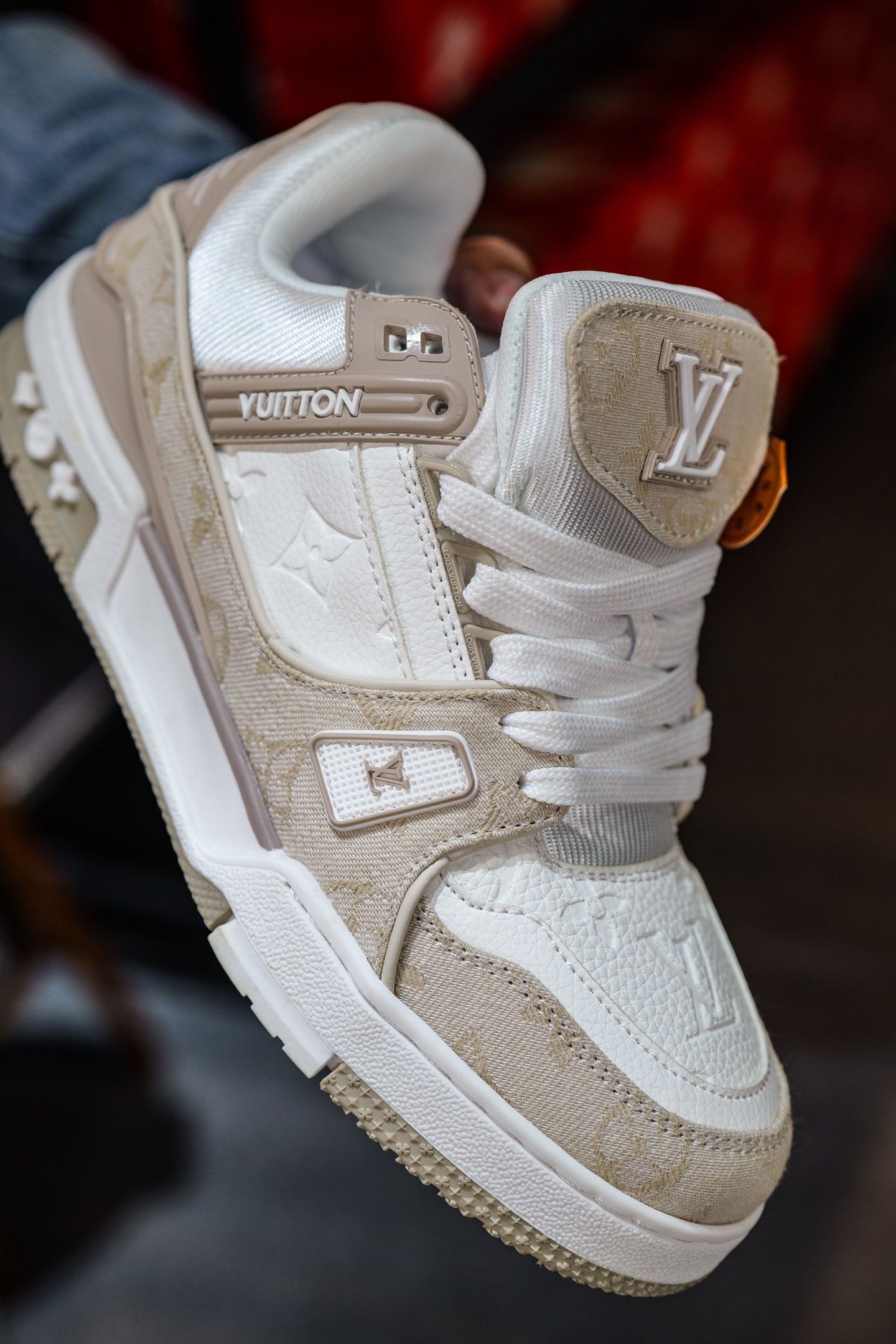 110💰L8版市面最高性价比版本💯底气十足 空胶工艺
驴家LV Trainer 原版完美楦型 品控胜过市面百分之95。
欢迎大家拿去与市面高于几十元的版本相互对比
TPU大底材料全部纯原色料打造的鞋底 区别 市面上小作坊省工料描涂漆上脚两天就掉色。
独家底磨 开发费5w+ 质感媲美原版 密集度超高 区别于同行色泽质感 意大利进口头层一刀切小牛皮 皮料厚实度韧性高于市面
垫脚聚米微料加透气英伦网布 都是按正品一比一打造开发 不偷半点料 不掺半点假
细节原版一致 可对比 全包套原版包装配件 目前市面一梯队级别
⚠市场太杂请注意混卖版本 可区别材料 版型 质感 包装配件 一切肉眼可见的细节。
尺码男女鞋35 36 37 38 39 40 41 42 43 44 45 46