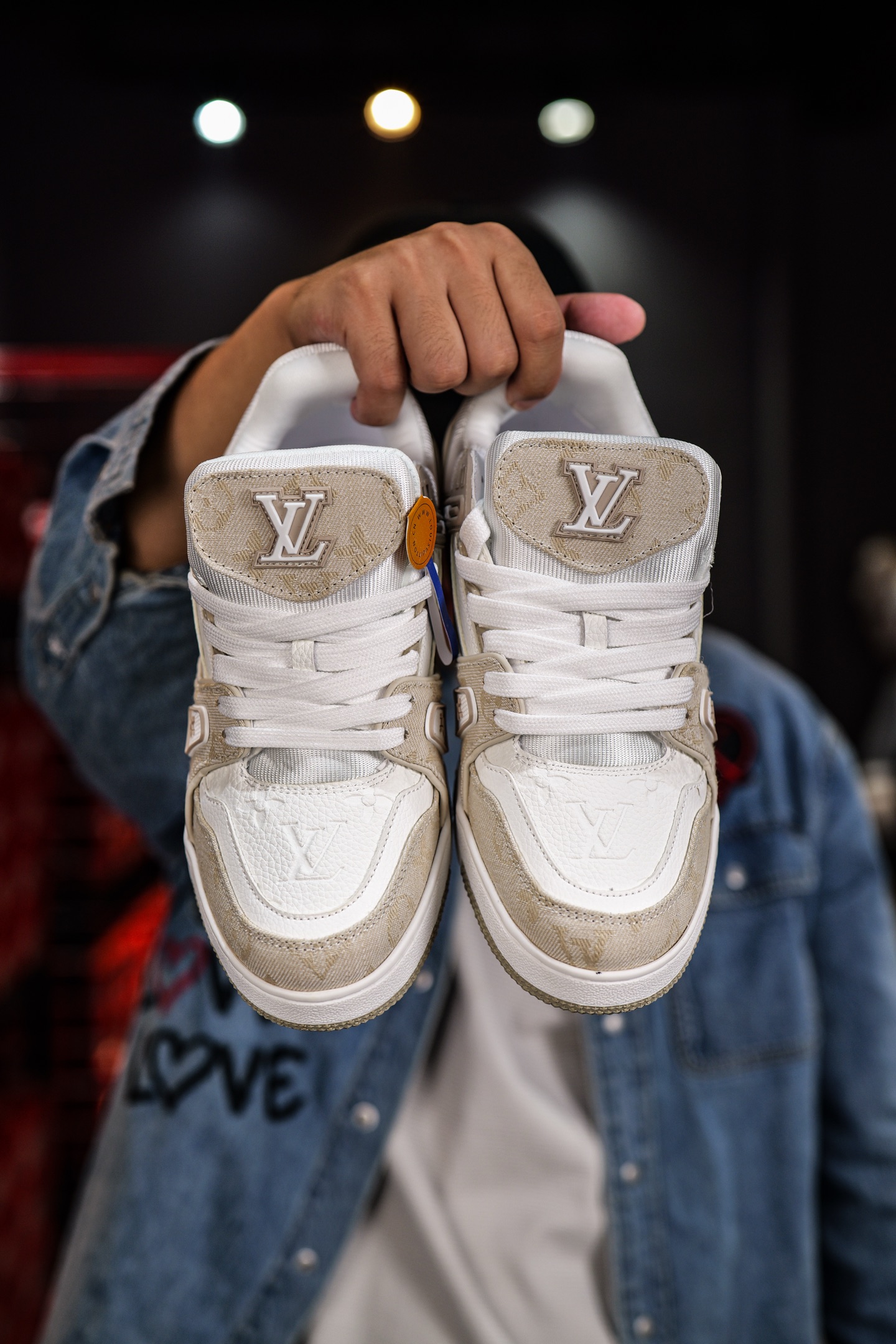 110💰L8版市面最高性价比版本💯底气十足 空胶工艺
驴家LV Trainer 原版完美楦型 品控胜过市面百分之95。
欢迎大家拿去与市面高于几十元的版本相互对比
TPU大底材料全部纯原色料打造的鞋底 区别 市面上小作坊省工料描涂漆上脚两天就掉色。
独家底磨 开发费5w+ 质感媲美原版 密集度超高 区别于同行色泽质感 意大利进口头层一刀切小牛皮 皮料厚实度韧性高于市面
垫脚聚米微料加透气英伦网布 都是按正品一比一打造开发 不偷半点料 不掺半点假
细节原版一致 可对比 全包套原版包装配件 目前市面一梯队级别
⚠市场太杂请注意混卖版本 可区别材料 版型 质感 包装配件 一切肉眼可见的细节。
尺码男女鞋35 36 37 38 39 40 41 42 43 44 45 46