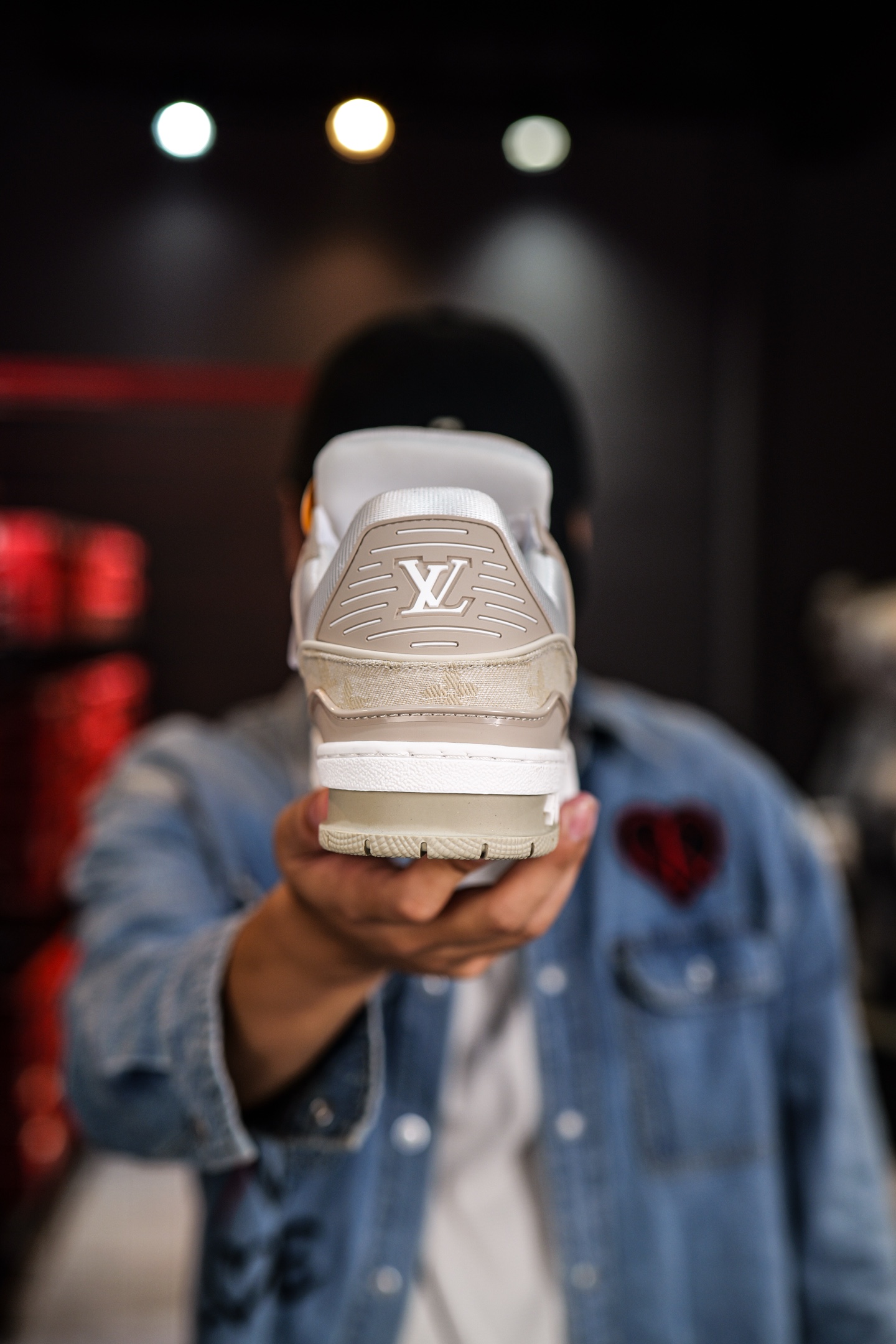 110💰L8版市面最高性价比版本💯底气十足 空胶工艺
驴家LV Trainer 原版完美楦型 品控胜过市面百分之95。
欢迎大家拿去与市面高于几十元的版本相互对比
TPU大底材料全部纯原色料打造的鞋底 区别 市面上小作坊省工料描涂漆上脚两天就掉色。
独家底磨 开发费5w+ 质感媲美原版 密集度超高 区别于同行色泽质感 意大利进口头层一刀切小牛皮 皮料厚实度韧性高于市面
垫脚聚米微料加透气英伦网布 都是按正品一比一打造开发 不偷半点料 不掺半点假
细节原版一致 可对比 全包套原版包装配件 目前市面一梯队级别
⚠市场太杂请注意混卖版本 可区别材料 版型 质感 包装配件 一切肉眼可见的细节。
尺码男女鞋35 36 37 38 39 40 41 42 43 44 45 46