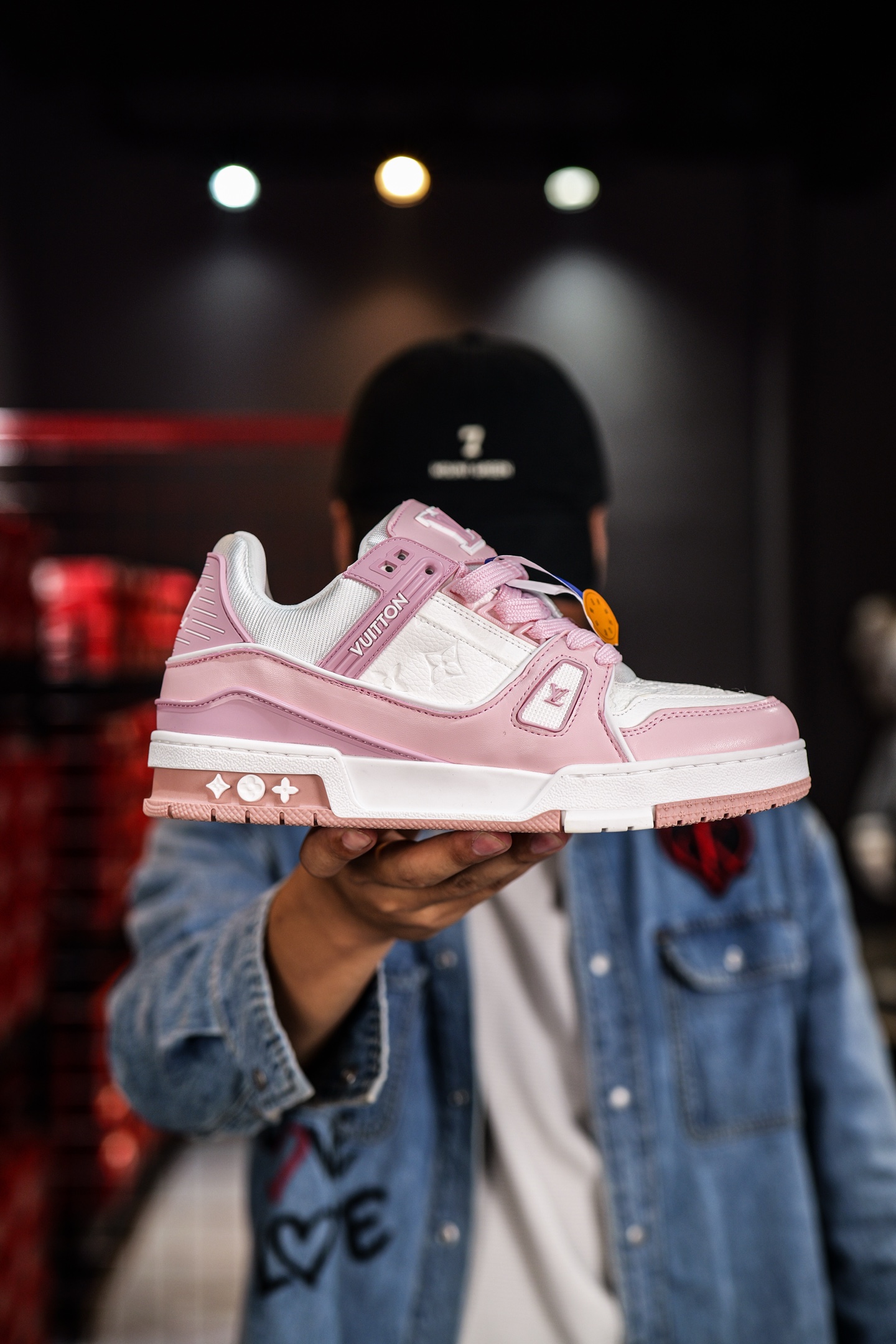 110💰L8版市面最高性价比版本💯底气十足 空胶工艺 
驴家LV Trainer 原版完美楦型  品控胜过市面百分之95。
欢迎大家拿去与市面高于几十元的版本相互对比
TPU大底材料全部纯原色料打造的鞋底 区别 市面上小作坊省工料描涂漆上脚两天就掉色。
独家底磨 开发费5w+ 质感媲美原版 密集度超高 区别于同行色泽质感 意大利进口头层一刀切小牛皮 皮料厚实度韧性高于市面
垫脚聚米微料加透气英伦网布 都是按正品一比一打造开发 不偷半点料 不掺半点假 
细节原版一致 可对比 全包套原版包装配件 目前市面一梯队级别
⚠市场太杂请注意混卖版本 可区别材料 版型 质感 包装配件 一切肉眼可见的细节。
尺码男女鞋35 36 37 38 39 40 41 42 43 44 45 46