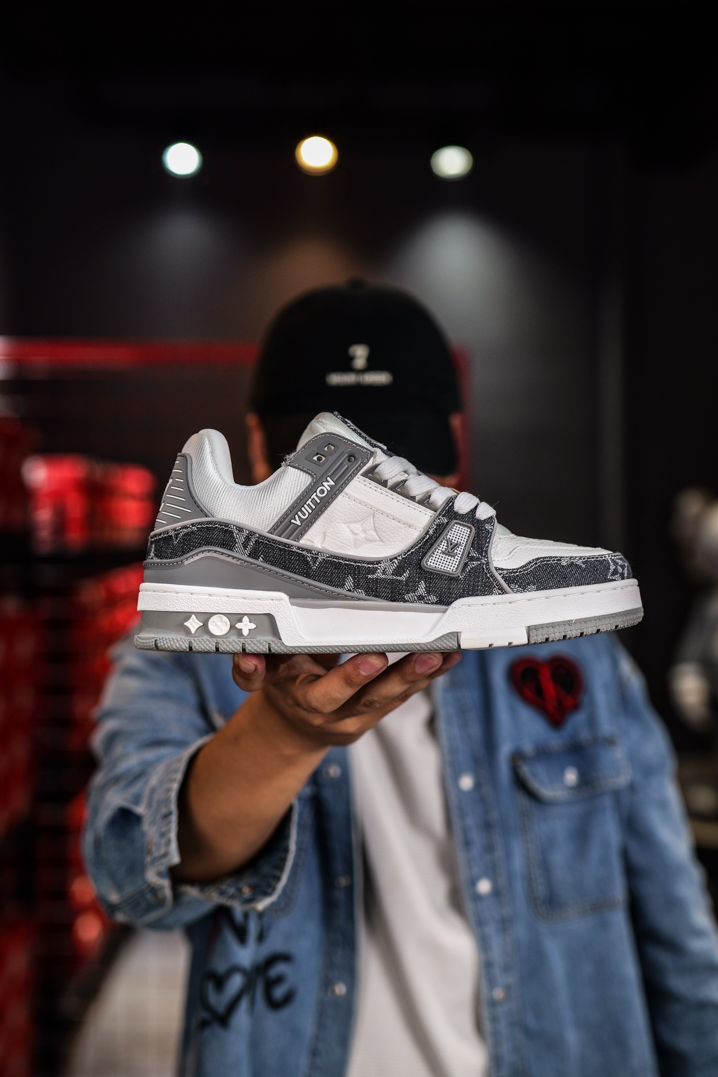 110💰L8版市面最高性价比版本💯底气十足 空胶工艺 
驴家LV Trainer 原版完美楦型  品控胜过市面百分之95。
欢迎大家拿去与市面高于几十元的版本相互对比
TPU大底材料全部纯原色料打造的鞋底 区别 市面上小作坊省工料描涂漆上脚两天就掉色。
独家底磨 开发费5w+ 质感媲美原版 密集度超高 区别于同行色泽质感 意大利进口头层一刀切小牛皮 皮料厚实度韧性高于市面
垫脚聚米微料加透气英伦网布 都是按正品一比一打造开发 不偷半点料 不掺半点假 
细节原版一致 可对比 全包套原版包装配件 目前市面一梯队级别
⚠市场太杂请注意混卖版本 可区别材料 版型 质感 包装配件 一切肉眼可见的细节。
尺码男女鞋35 36 37 38 39 40 41 42 43 44 45 46