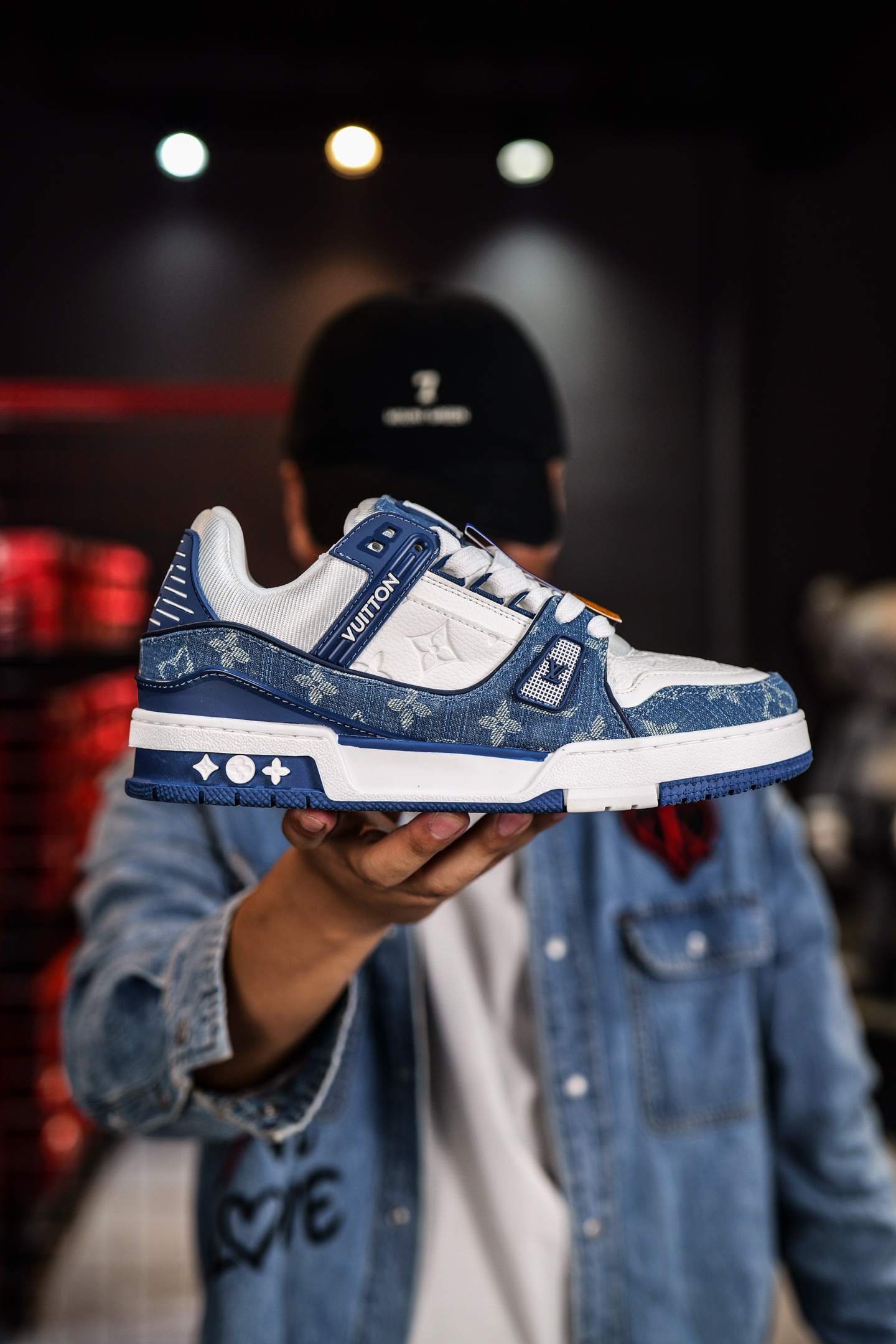 110💰L8版市面最高性价比版本💯底气十足 空胶工艺 
驴家LV Trainer 原版完美楦型  品控胜过市面百分之95。
欢迎大家拿去与市面高于几十元的版本相互对比
TPU大底材料全部纯原色料打造的鞋底 区别 市面上小作坊省工料描涂漆上脚两天就掉色。
独家底磨 开发费5w+ 质感媲美原版 密集度超高 区别于同行色泽质感 意大利进口头层一刀切小牛皮 皮料厚实度韧性高于市面
垫脚聚米微料加透气英伦网布 都是按正品一比一打造开发 不偷半点料 不掺半点假 
细节原版一致 可对比 全包套原版包装配件 目前市面一梯队级别
⚠市场太杂请注意混卖版本 可区别材料 版型 质感 包装配件 一切肉眼可见的细节。
尺码男女鞋35 36 37 38 39 40 41 42 43 44 45 46