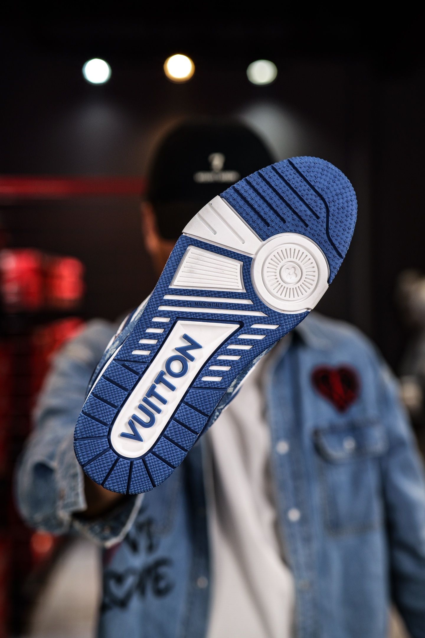 120💰L8版市面最高性价比版本💯底气十足 空胶工艺
驴家LV Trainer 原版完美楦型 品控胜过市面百分之95。
欢迎大家拿去与市面高于几十元的版本相互对比
TPU大底材料全部纯原色料打造的鞋底 区别 市面上小作坊省工料描涂漆上脚两天就掉色。
独家底磨 开发费5w+ 质感媲美原版 密集度超高 区别于同行色泽质感 意大利进口头层一刀切小牛皮 皮料厚实度韧性高于市面
垫脚聚米微料加透气英伦网布 都是按正品一比一打造开发 不偷半点料 不掺半点假
细节原版一致 可对比 全包套原版包装配件 目前市面一梯队级别
⚠市场太杂请注意混卖版本 可区别材料 版型 质感 包装配件 一切肉眼可见的细节。
尺码男女鞋35 36 37 38 39 40 41 42 43 44 45 46