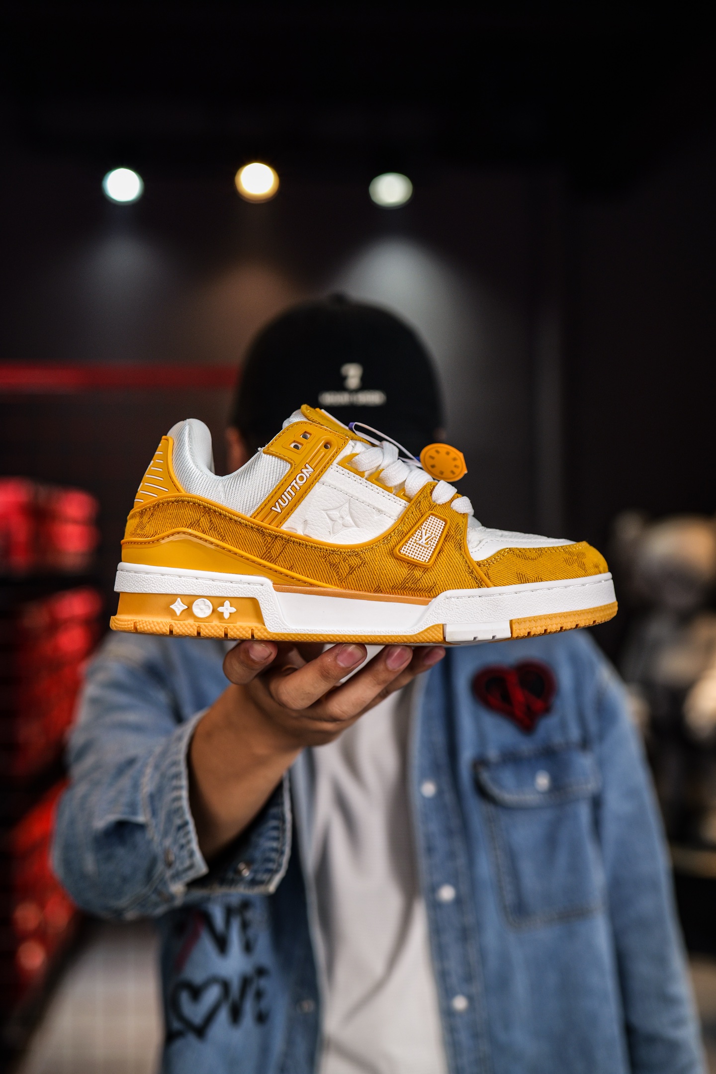 110💰L8版市面最高性价比版本💯底气十足 空胶工艺 
驴家LV Trainer 原版完美楦型  品控胜过市面百分之95。
欢迎大家拿去与市面高于几十元的版本相互对比
TPU大底材料全部纯原色料打造的鞋底 区别 市面上小作坊省工料描涂漆上脚两天就掉色。
独家底磨 开发费5w+ 质感媲美原版 密集度超高 区别于同行色泽质感 意大利进口头层一刀切小牛皮 皮料厚实度韧性高于市面
垫脚聚米微料加透气英伦网布 都是按正品一比一打造开发 不偷半点料 不掺半点假 
细节原版一致 可对比 全包套原版包装配件 目前市面一梯队级别
⚠市场太杂请注意混卖版本 可区别材料 版型 质感 包装配件 一切肉眼可见的细节。
尺码男女鞋35 36 37 38 39 40 41 42 43 44 45 46