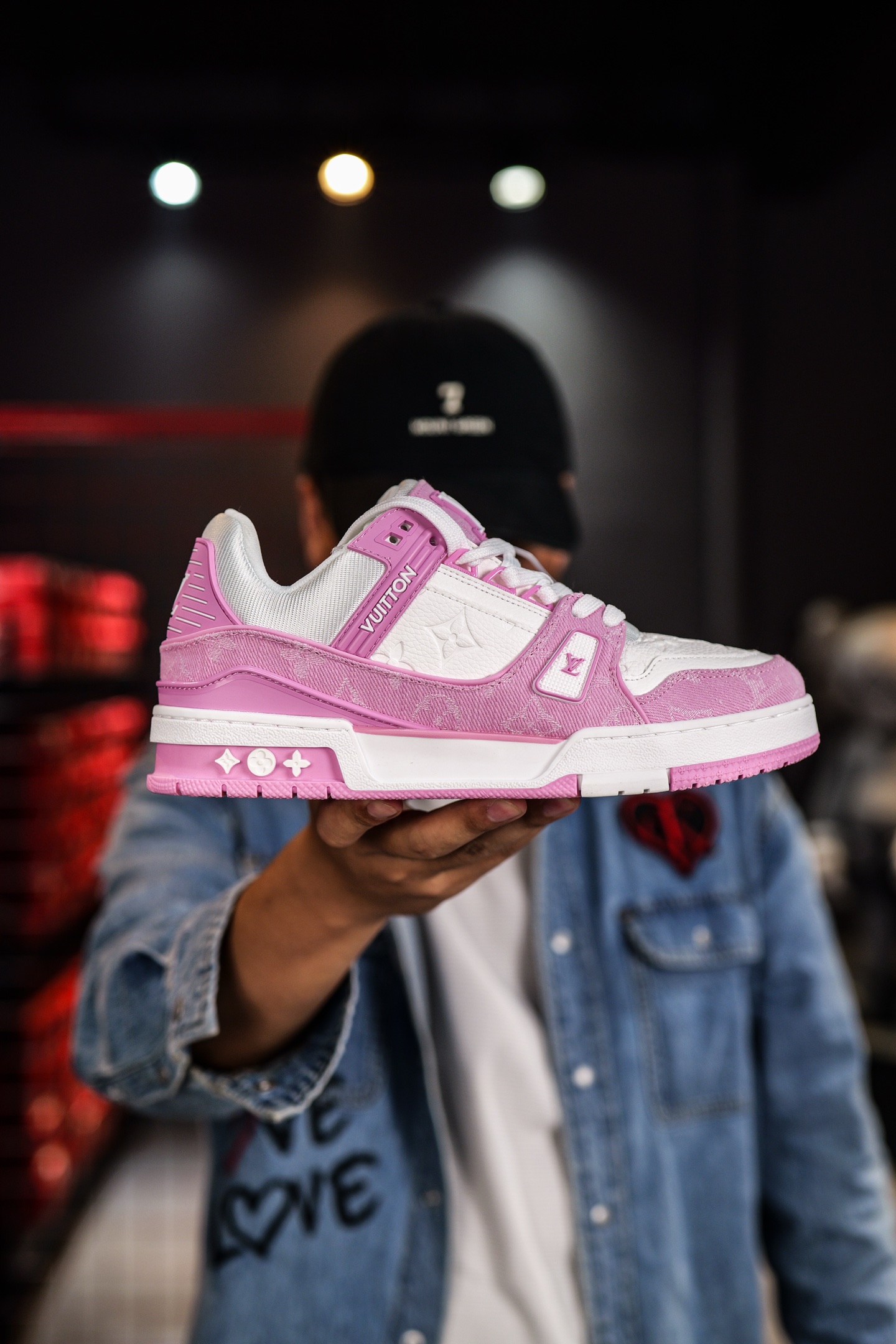 110💰L8版市面最高性价比版本💯底气十足 空胶工艺 
驴家LV Trainer 原版完美楦型  品控胜过市面百分之95。
欢迎大家拿去与市面高于几十元的版本相互对比
TPU大底材料全部纯原色料打造的鞋底 区别 市面上小作坊省工料描涂漆上脚两天就掉色。
独家底磨 开发费5w+ 质感媲美原版 密集度超高 区别于同行色泽质感 意大利进口头层一刀切小牛皮 皮料厚实度韧性高于市面
垫脚聚米微料加透气英伦网布 都是按正品一比一打造开发 不偷半点料 不掺半点假 
细节原版一致 可对比 全包套原版包装配件 目前市面一梯队级别
⚠市场太杂请注意混卖版本 可区别材料 版型 质感 包装配件 一切肉眼可见的细节。
尺码男女鞋35 36 37 38 39 40 41 42 43 44 45 46