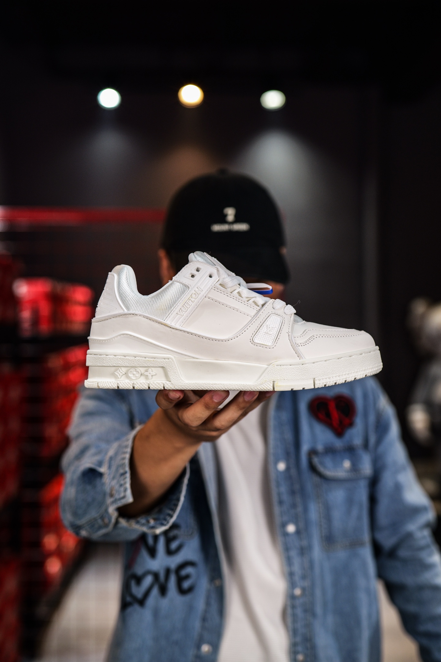 110💰L8版市面最高性价比版本💯底气十足 空胶工艺
驴家LV Trainer 原版完美楦型 品控胜过市面百分之95。
欢迎大家拿去与市面高于几十元的版本相互对比
TPU大底材料全部纯原色料打造的鞋底 区别 市面上小作坊省工料描涂漆上脚两天就掉色。
独家底磨 开发费5w+ 质感媲美原版 密集度超高 区别于同行色泽质感 意大利进口头层一刀切小牛皮 皮料厚实度韧性高于市面
垫脚聚米微料加透气英伦网布 都是按正品一比一打造开发 不偷半点料 不掺半点假
细节原版一致 可对比 全包套原版包装配件 目前市面一梯队级别
⚠市场太杂请注意混卖版本 可区别材料 版型 质感 包装配件 一切肉眼可见的细节。
尺码男女鞋35 36 37 38 39 40 41 42 43 44 45 46