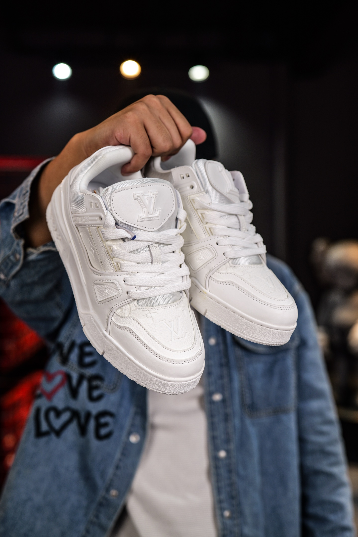 110💰L8版市面最高性价比版本💯底气十足 空胶工艺
驴家LV Trainer 原版完美楦型 品控胜过市面百分之95。
欢迎大家拿去与市面高于几十元的版本相互对比
TPU大底材料全部纯原色料打造的鞋底 区别 市面上小作坊省工料描涂漆上脚两天就掉色。
独家底磨 开发费5w+ 质感媲美原版 密集度超高 区别于同行色泽质感 意大利进口头层一刀切小牛皮 皮料厚实度韧性高于市面
垫脚聚米微料加透气英伦网布 都是按正品一比一打造开发 不偷半点料 不掺半点假
细节原版一致 可对比 全包套原版包装配件 目前市面一梯队级别
⚠市场太杂请注意混卖版本 可区别材料 版型 质感 包装配件 一切肉眼可见的细节。
尺码男女鞋35 36 37 38 39 40 41 42 43 44 45 46