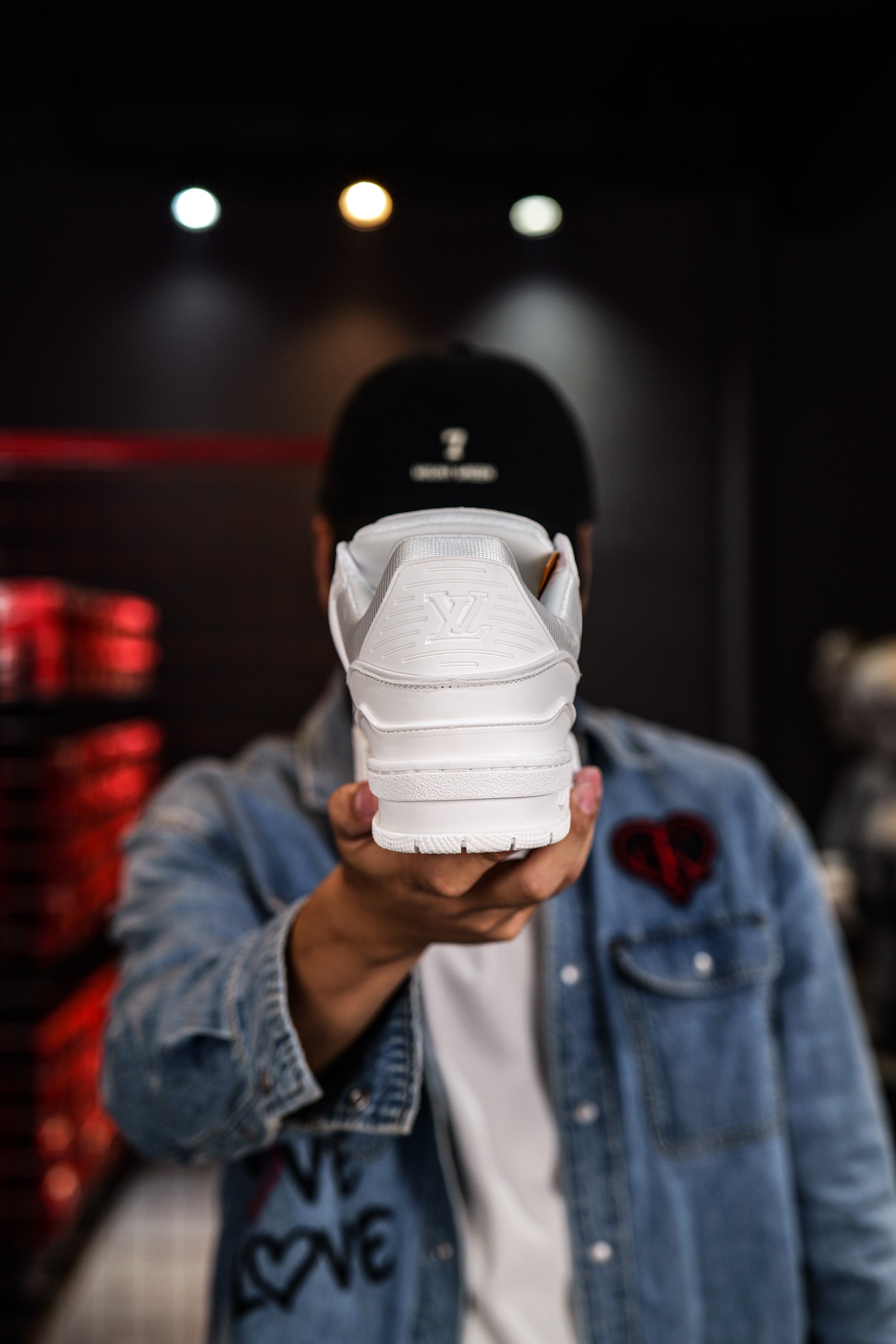 110💰L8版市面最高性价比版本💯底气十足 空胶工艺
驴家LV Trainer 原版完美楦型 品控胜过市面百分之95。
欢迎大家拿去与市面高于几十元的版本相互对比
TPU大底材料全部纯原色料打造的鞋底 区别 市面上小作坊省工料描涂漆上脚两天就掉色。
独家底磨 开发费5w+ 质感媲美原版 密集度超高 区别于同行色泽质感 意大利进口头层一刀切小牛皮 皮料厚实度韧性高于市面
垫脚聚米微料加透气英伦网布 都是按正品一比一打造开发 不偷半点料 不掺半点假
细节原版一致 可对比 全包套原版包装配件 目前市面一梯队级别
⚠市场太杂请注意混卖版本 可区别材料 版型 质感 包装配件 一切肉眼可见的细节。
尺码男女鞋35 36 37 38 39 40 41 42 43 44 45 46