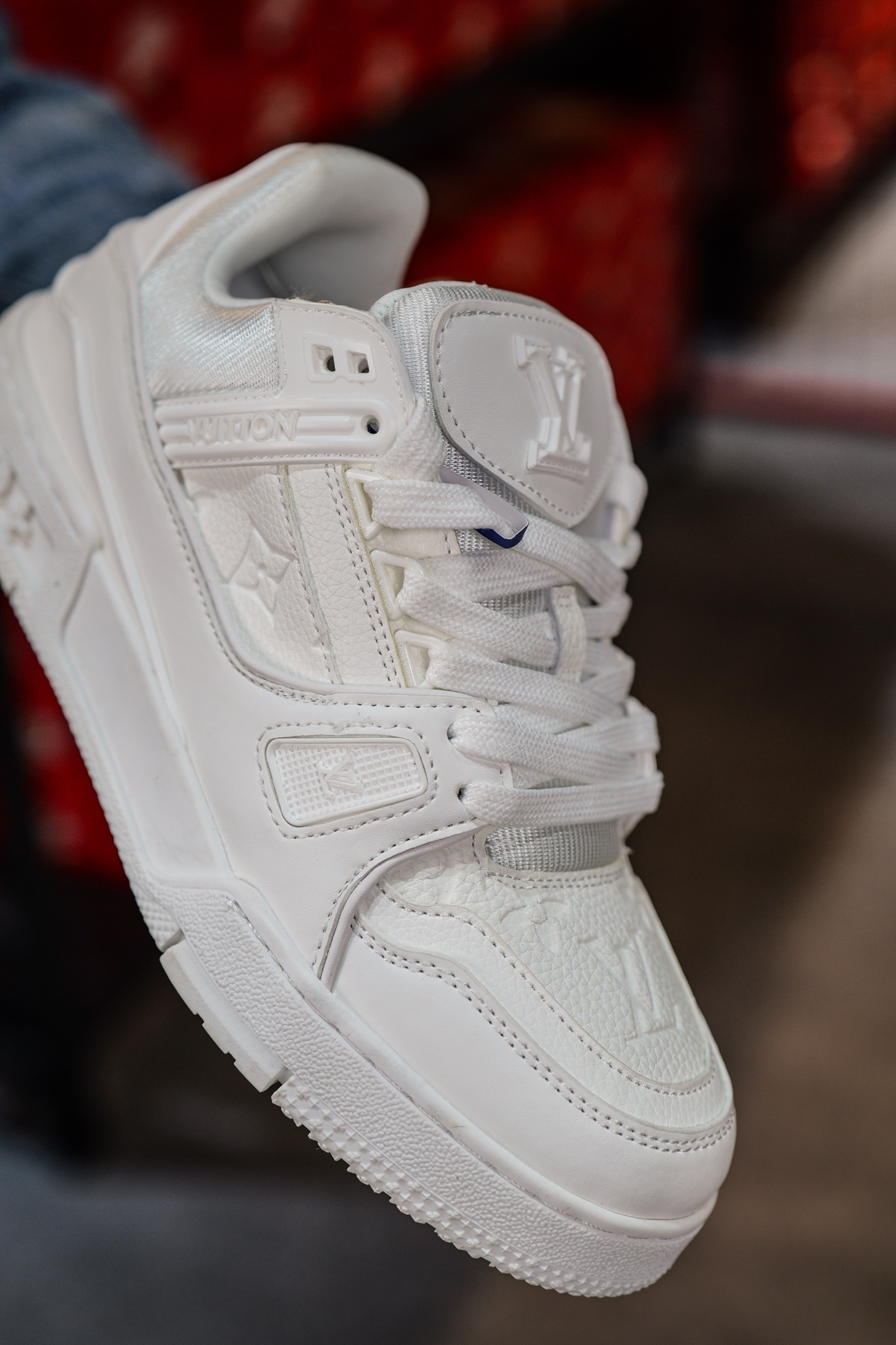 110💰L8版市面最高性价比版本💯底气十足 空胶工艺
驴家LV Trainer 原版完美楦型 品控胜过市面百分之95。
欢迎大家拿去与市面高于几十元的版本相互对比
TPU大底材料全部纯原色料打造的鞋底 区别 市面上小作坊省工料描涂漆上脚两天就掉色。
独家底磨 开发费5w+ 质感媲美原版 密集度超高 区别于同行色泽质感 意大利进口头层一刀切小牛皮 皮料厚实度韧性高于市面
垫脚聚米微料加透气英伦网布 都是按正品一比一打造开发 不偷半点料 不掺半点假
细节原版一致 可对比 全包套原版包装配件 目前市面一梯队级别
⚠市场太杂请注意混卖版本 可区别材料 版型 质感 包装配件 一切肉眼可见的细节。
尺码男女鞋35 36 37 38 39 40 41 42 43 44 45 46