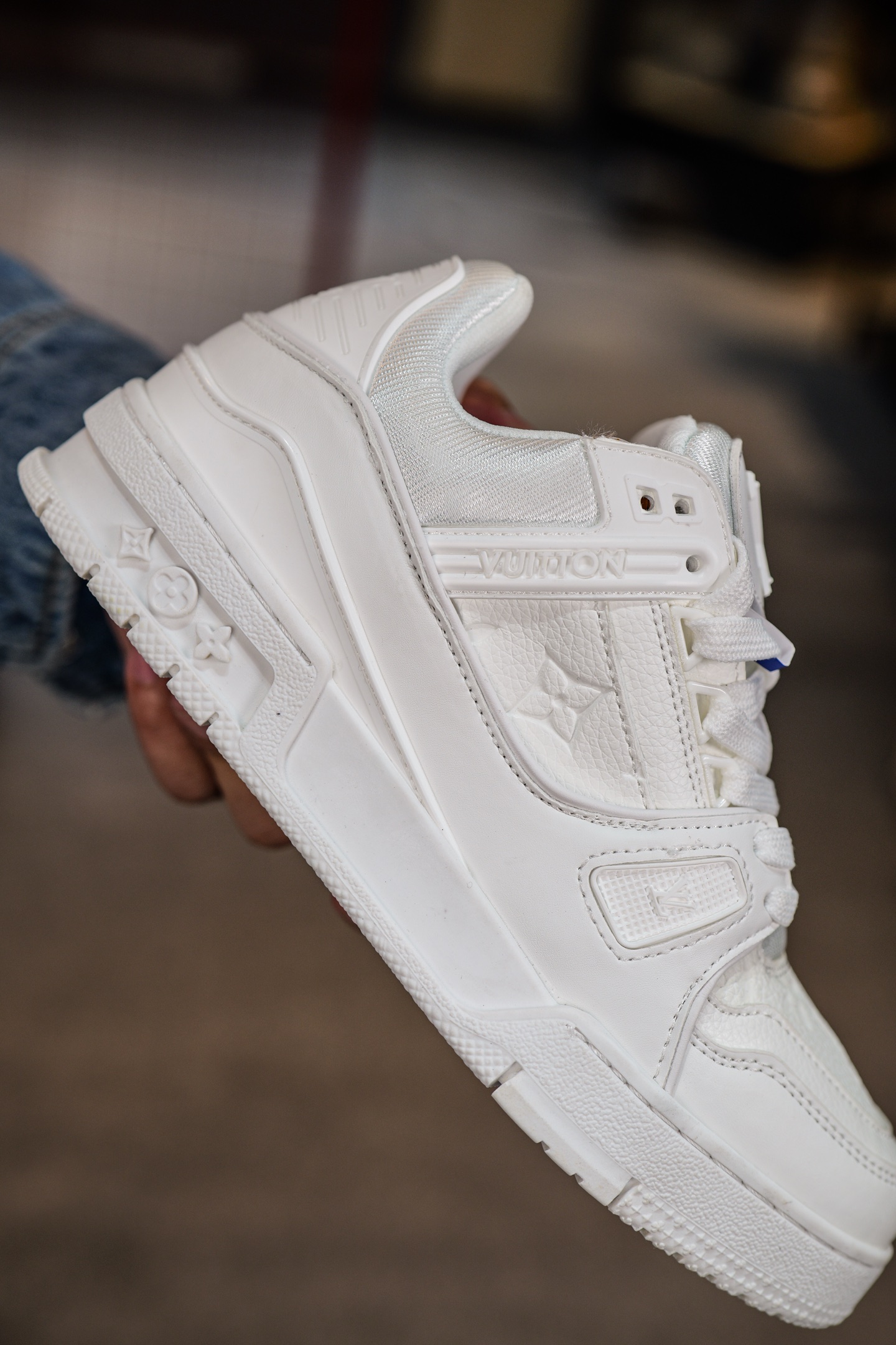 110💰L8版市面最高性价比版本💯底气十足 空胶工艺
驴家LV Trainer 原版完美楦型 品控胜过市面百分之95。
欢迎大家拿去与市面高于几十元的版本相互对比
TPU大底材料全部纯原色料打造的鞋底 区别 市面上小作坊省工料描涂漆上脚两天就掉色。
独家底磨 开发费5w+ 质感媲美原版 密集度超高 区别于同行色泽质感 意大利进口头层一刀切小牛皮 皮料厚实度韧性高于市面
垫脚聚米微料加透气英伦网布 都是按正品一比一打造开发 不偷半点料 不掺半点假
细节原版一致 可对比 全包套原版包装配件 目前市面一梯队级别
⚠市场太杂请注意混卖版本 可区别材料 版型 质感 包装配件 一切肉眼可见的细节。
尺码男女鞋35 36 37 38 39 40 41 42 43 44 45 46