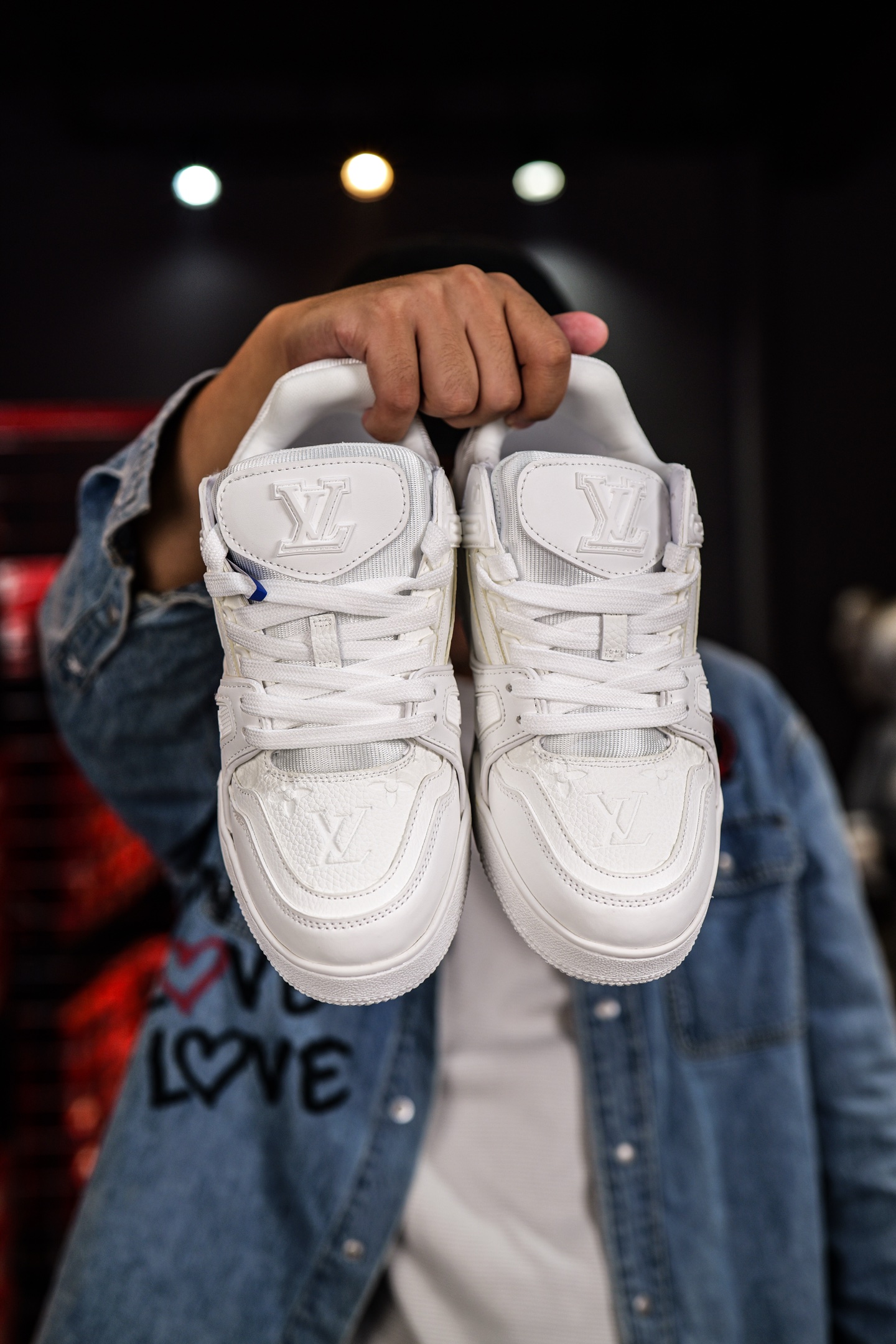 110💰L8版市面最高性价比版本💯底气十足 空胶工艺
驴家LV Trainer 原版完美楦型 品控胜过市面百分之95。
欢迎大家拿去与市面高于几十元的版本相互对比
TPU大底材料全部纯原色料打造的鞋底 区别 市面上小作坊省工料描涂漆上脚两天就掉色。
独家底磨 开发费5w+ 质感媲美原版 密集度超高 区别于同行色泽质感 意大利进口头层一刀切小牛皮 皮料厚实度韧性高于市面
垫脚聚米微料加透气英伦网布 都是按正品一比一打造开发 不偷半点料 不掺半点假
细节原版一致 可对比 全包套原版包装配件 目前市面一梯队级别
⚠市场太杂请注意混卖版本 可区别材料 版型 质感 包装配件 一切肉眼可见的细节。
尺码男女鞋35 36 37 38 39 40 41 42 43 44 45 46