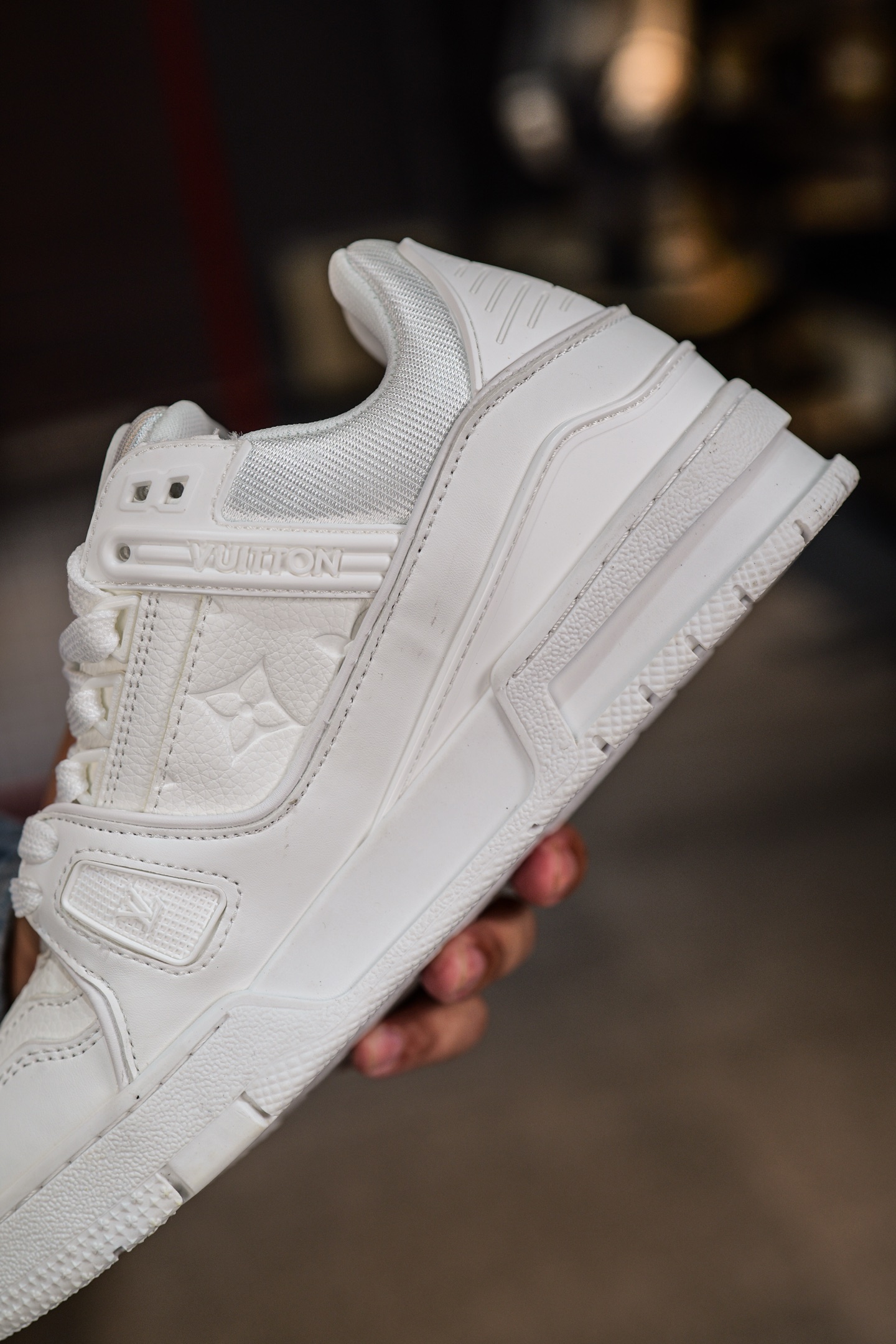 110💰L8版市面最高性价比版本💯底气十足 空胶工艺
驴家LV Trainer 原版完美楦型 品控胜过市面百分之95。
欢迎大家拿去与市面高于几十元的版本相互对比
TPU大底材料全部纯原色料打造的鞋底 区别 市面上小作坊省工料描涂漆上脚两天就掉色。
独家底磨 开发费5w+ 质感媲美原版 密集度超高 区别于同行色泽质感 意大利进口头层一刀切小牛皮 皮料厚实度韧性高于市面
垫脚聚米微料加透气英伦网布 都是按正品一比一打造开发 不偷半点料 不掺半点假
细节原版一致 可对比 全包套原版包装配件 目前市面一梯队级别
⚠市场太杂请注意混卖版本 可区别材料 版型 质感 包装配件 一切肉眼可见的细节。
尺码男女鞋35 36 37 38 39 40 41 42 43 44 45 46