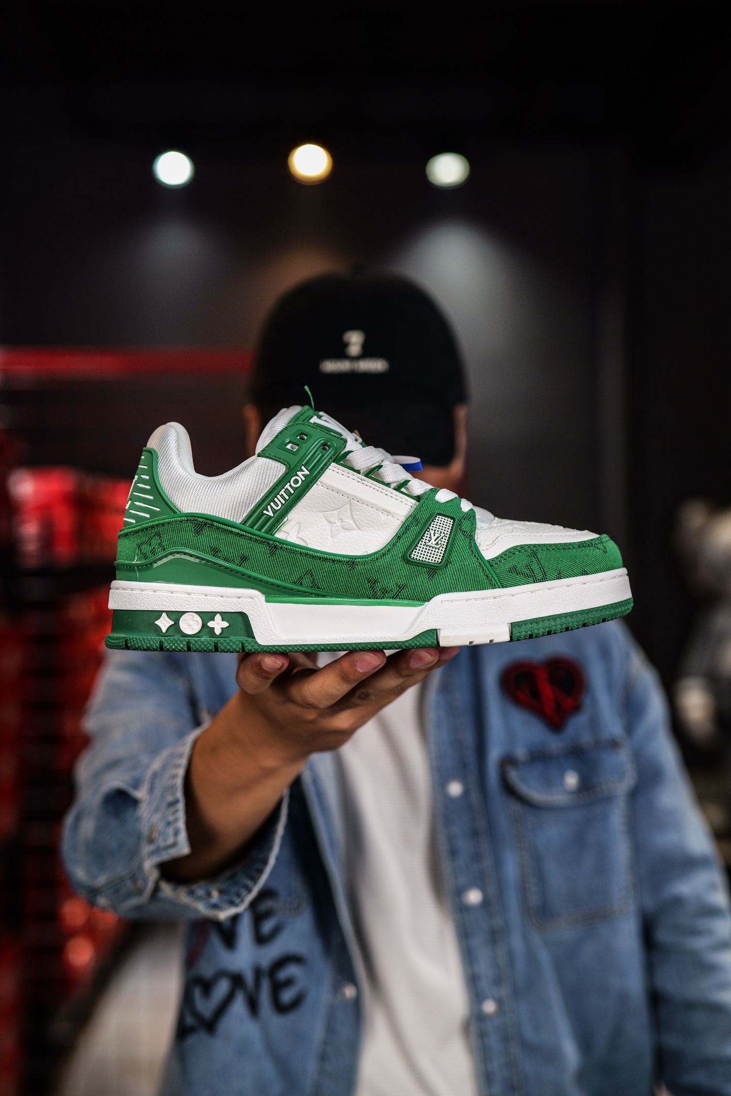 110💰L8版市面最高性价比版本💯底气十足 空胶工艺
驴家LV Trainer 原版完美楦型 品控胜过市面百分之95。
欢迎大家拿去与市面高于几十元的版本相互对比
TPU大底材料全部纯原色料打造的鞋底 区别 市面上小作坊省工料描涂漆上脚两天就掉色。
独家底磨 开发费5w+ 质感媲美原版 密集度超高 区别于同行色泽质感 意大利进口头层一刀切小牛皮 皮料厚实度韧性高于市面
垫脚聚米微料加透气英伦网布 都是按正品一比一打造开发 不偷半点料 不掺半点假
细节原版一致 可对比 全包套原版包装配件 目前市面一梯队级别
⚠市场太杂请注意混卖版本 可区别材料 版型 质感 包装配件 一切肉眼可见的细节。
尺码男女鞋35 36 37 38 39 40 41 42 43 44 45 46