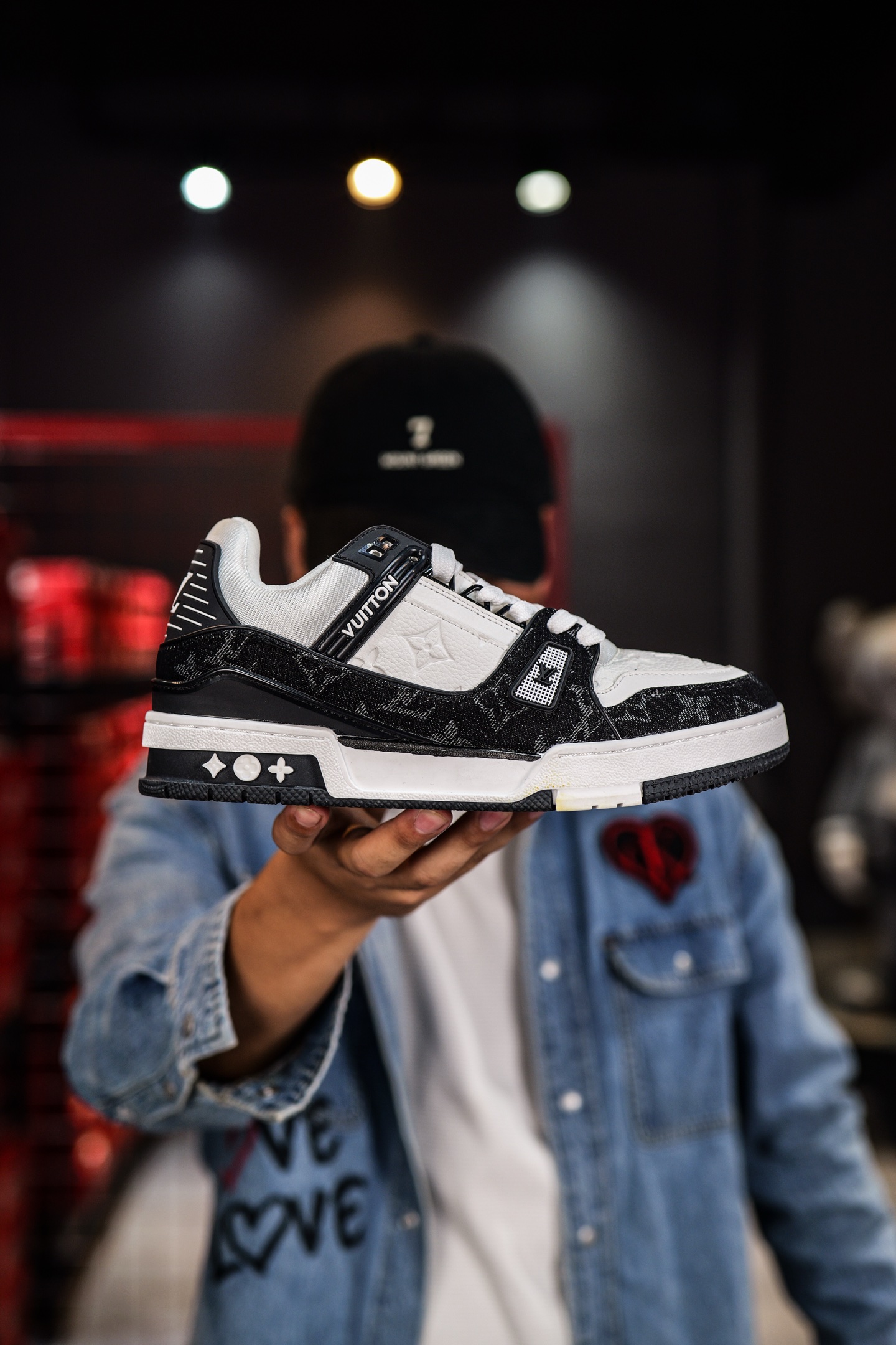 110💰L8版市面最高性价比版本💯底气十足 空胶工艺
驴家LV Trainer 原版完美楦型 品控胜过市面百分之95。
欢迎大家拿去与市面高于几十元的版本相互对比
TPU大底材料全部纯原色料打造的鞋底 区别 市面上小作坊省工料描涂漆上脚两天就掉色。
独家底磨 开发费5w+ 质感媲美原版 密集度超高 区别于同行色泽质感 意大利进口头层一刀切小牛皮 皮料厚实度韧性高于市面
垫脚聚米微料加透气英伦网布 都是按正品一比一打造开发 不偷半点料 不掺半点假
细节原版一致 可对比 全包套原版包装配件 目前市面一梯队级别
⚠市场太杂请注意混卖版本 可区别材料 版型 质感 包装配件 一切肉眼可见的细节。
尺码男女鞋35 36 37 38 39 40 41 42 43 44 45 46