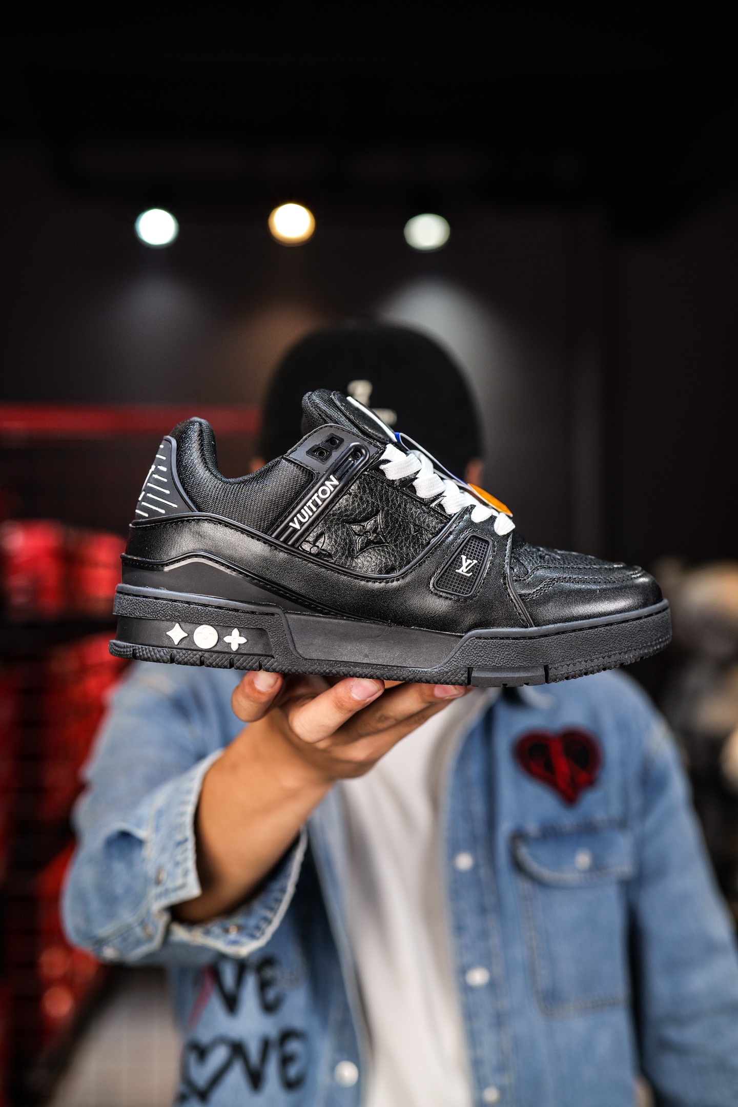 110💰L8版市面最高性价比版本💯底气十足 空胶工艺
驴家LV Trainer 原版完美楦型 品控胜过市面百分之95。
欢迎大家拿去与市面高于几十元的版本相互对比
TPU大底材料全部纯原色料打造的鞋底 区别 市面上小作坊省工料描涂漆上脚两天就掉色。
独家底磨 开发费5w+ 质感媲美原版 密集度超高 区别于同行色泽质感 意大利进口头层一刀切小牛皮 皮料厚实度韧性高于市面
垫脚聚米微料加透气英伦网布 都是按正品一比一打造开发 不偷半点料 不掺半点假
细节原版一致 可对比 全包套原版包装配件 目前市面一梯队级别
⚠市场太杂请注意混卖版本 可区别材料 版型 质感 包装配件 一切肉眼可见的细节。
尺码男女鞋35 36 37 38 39 40 41 42 43 44 45 46