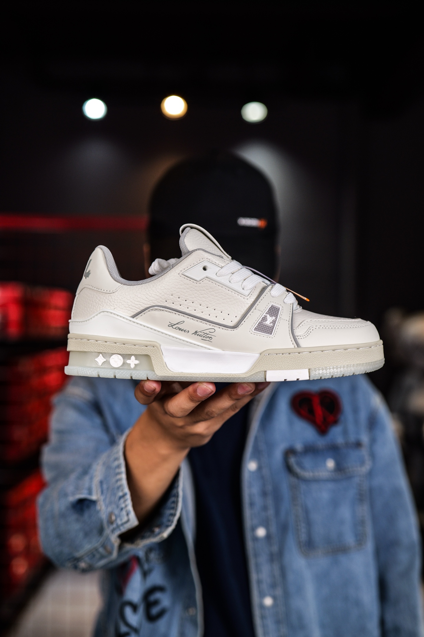 110💰L8版市面最高性价比版本💯底气十足 空胶工艺
驴家LV Trainer 原版完美楦型 品控胜过市面百分之95。
欢迎大家拿去与市面高于几十元的版本相互对比
TPU大底材料全部纯原色料打造的鞋底 区别 市面上小作坊省工料描涂漆上脚两天就掉色。
独家底磨 开发费5w+ 质感媲美原版 密集度超高 区别于同行色泽质感 意大利进口头层一刀切小牛皮 皮料厚实度韧性高于市面
垫脚聚米微料加透气英伦网布 都是按正品一比一打造开发 不偷半点料 不掺半点假
细节原版一致 可对比 全包套原版包装配件 目前市面一梯队级别
⚠市场太杂请注意混卖版本 可区别材料 版型 质感 包装配件 一切肉眼可见的细节。
尺码男女鞋35 36 37 38 39 40 41 42 43 44 45 46