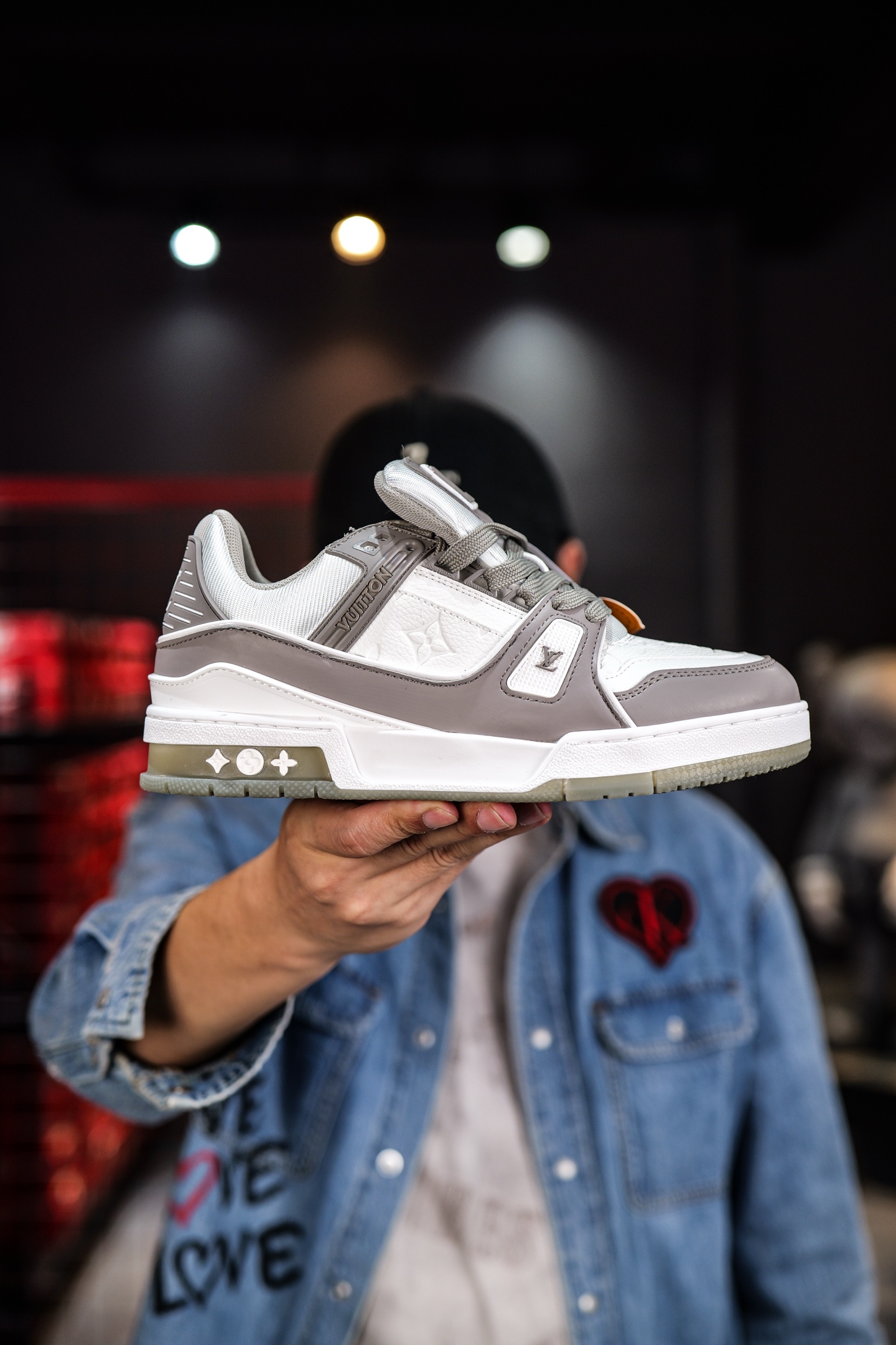 110💰L8版市面最高性价比版本💯底气十足 空胶工艺
驴家LV Trainer 原版完美楦型 品控胜过市面百分之95。
欢迎大家拿去与市面高于几十元的版本相互对比
TPU大底材料全部纯原色料打造的鞋底 区别 市面上小作坊省工料描涂漆上脚两天就掉色。
独家底磨 开发费5w+ 质感媲美原版 密集度超高 区别于同行色泽质感 意大利进口头层一刀切小牛皮 皮料厚实度韧性高于市面
垫脚聚米微料加透气英伦网布 都是按正品一比一打造开发 不偷半点料 不掺半点假
细节原版一致 可对比 全包套原版包装配件 目前市面一梯队级别
⚠市场太杂请注意混卖版本 可区别材料 版型 质感 包装配件 一切肉眼可见的细节。
尺码男女鞋35 36 37 38 39 40 41 42 43 44 45 46