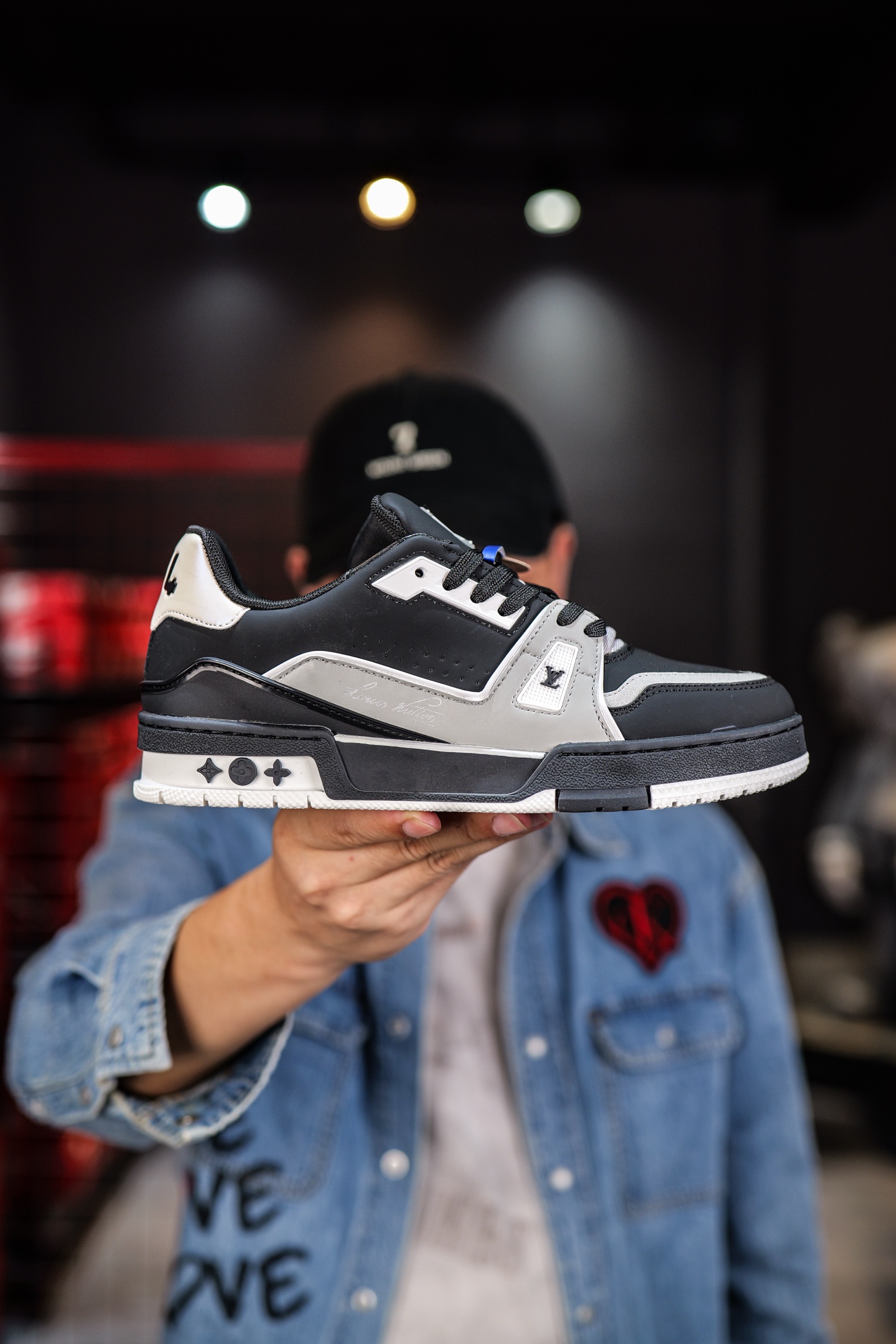 110💰L8版市面最高性价比版本💯底气十足 空胶工艺
驴家LV Trainer 原版完美楦型 品控胜过市面百分之95。
欢迎大家拿去与市面高于几十元的版本相互对比
TPU大底材料全部纯原色料打造的鞋底 区别 市面上小作坊省工料描涂漆上脚两天就掉色。
独家底磨 开发费5w+ 质感媲美原版 密集度超高 区别于同行色泽质感 意大利进口头层一刀切小牛皮 皮料厚实度韧性高于市面
垫脚聚米微料加透气英伦网布 都是按正品一比一打造开发 不偷半点料 不掺半点假
细节原版一致 可对比 全包套原版包装配件 目前市面一梯队级别
⚠市场太杂请注意混卖版本 可区别材料 版型 质感 包装配件 一切肉眼可见的细节。
尺码男女鞋35 36 37 38 39 40 41 42 43 44 45 46