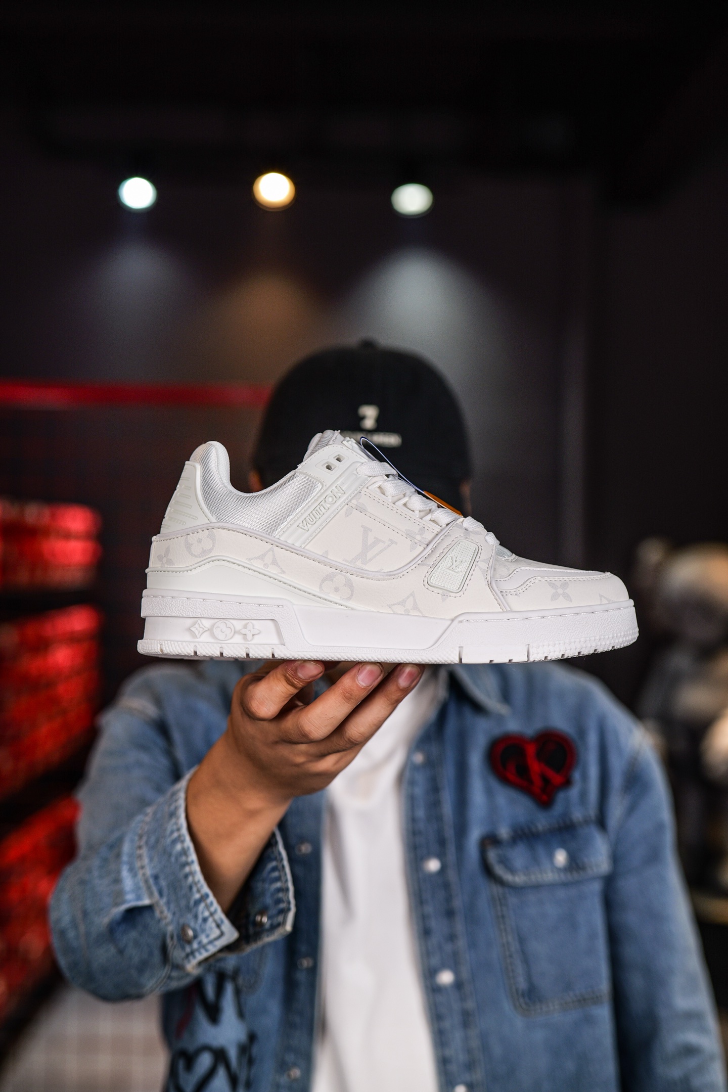 110💰L8版市面最高性价比版本💯底气十足 空胶工艺
驴家LV Trainer 原版完美楦型 品控胜过市面百分之95。
欢迎大家拿去与市面高于几十元的版本相互对比
TPU大底材料全部纯原色料打造的鞋底 区别 市面上小作坊省工料描涂漆上脚两天就掉色。
独家底磨 开发费5w+ 质感媲美原版 密集度超高 区别于同行色泽质感 意大利进口头层一刀切小牛皮 皮料厚实度韧性高于市面
垫脚聚米微料加透气英伦网布 都是按正品一比一打造开发 不偷半点料 不掺半点假
细节原版一致 可对比 全包套原版包装配件 目前市面一梯队级别
⚠市场太杂请注意混卖版本 可区别材料 版型 质感 包装配件 一切肉眼可见的细节。
尺码男女鞋35 36 37 38 39 40 41 42 43 44 45 46