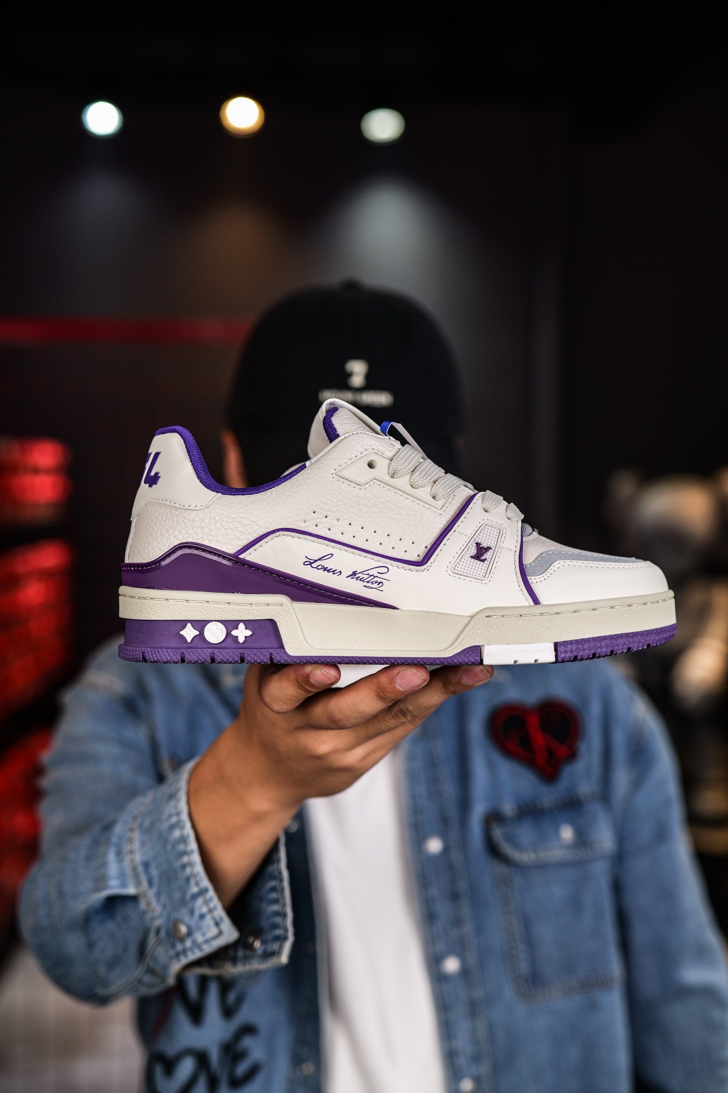 110💰L8版市面最高性价比版本💯底气十足 空胶工艺
驴家LV Trainer 原版完美楦型 品控胜过市面百分之95。
欢迎大家拿去与市面高于几十元的版本相互对比
TPU大底材料全部纯原色料打造的鞋底 区别 市面上小作坊省工料描涂漆上脚两天就掉色。
独家底磨 开发费5w+ 质感媲美原版 密集度超高 区别于同行色泽质感 意大利进口头层一刀切小牛皮 皮料厚实度韧性高于市面
垫脚聚米微料加透气英伦网布 都是按正品一比一打造开发 不偷半点料 不掺半点假
细节原版一致 可对比 全包套原版包装配件 目前市面一梯队级别
⚠市场太杂请注意混卖版本 可区别材料 版型 质感 包装配件 一切肉眼可见的细节。
尺码男女鞋35 36 37 38 39 40 41 42 43 44 45 46