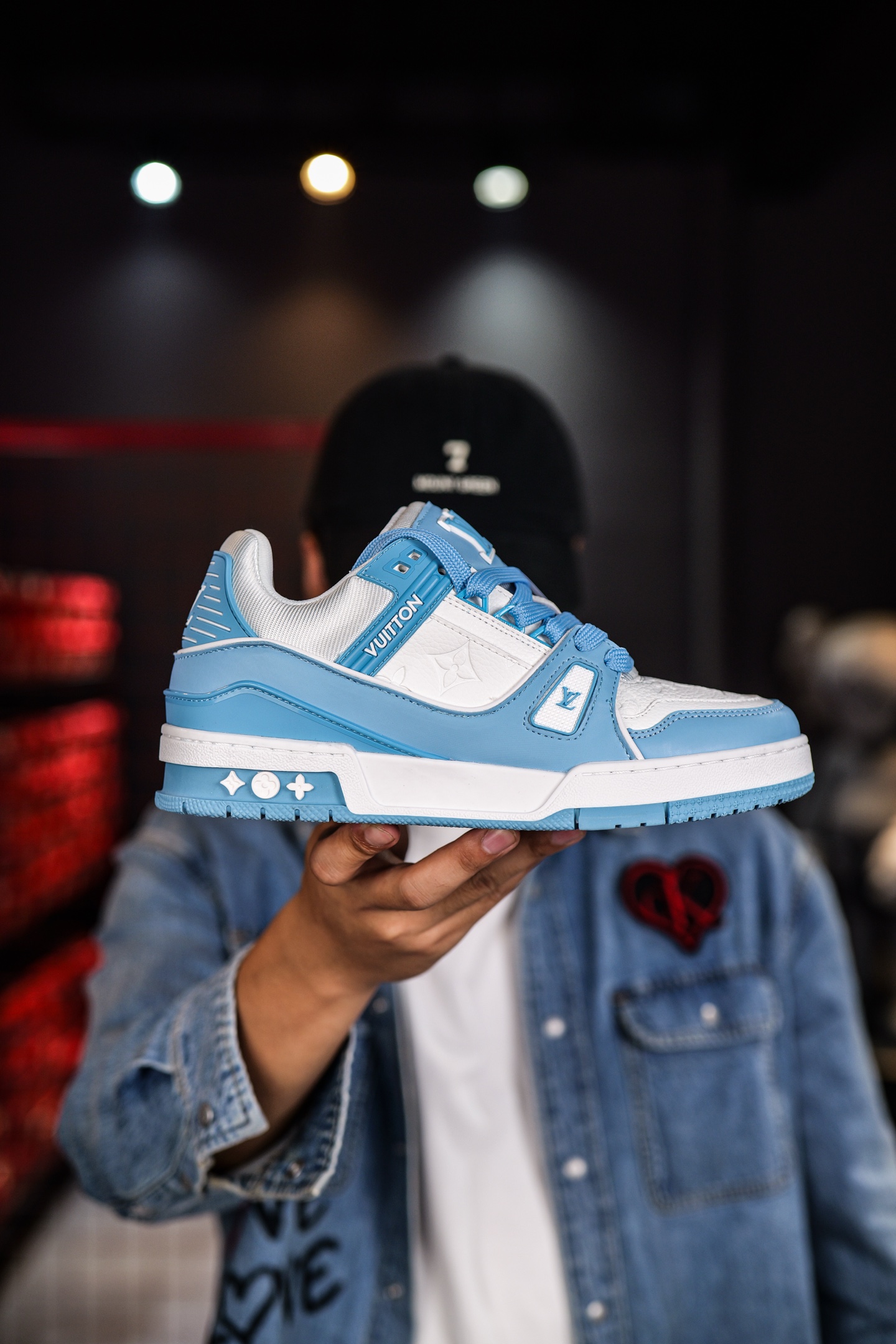 110💰L8版市面最高性价比版本💯底气十足 空胶工艺
驴家LV Trainer 原版完美楦型 品控胜过市面百分之95。
欢迎大家拿去与市面高于几十元的版本相互对比
TPU大底材料全部纯原色料打造的鞋底 区别 市面上小作坊省工料描涂漆上脚两天就掉色。
独家底磨 开发费5w+ 质感媲美原版 密集度超高 区别于同行色泽质感 意大利进口头层一刀切小牛皮 皮料厚实度韧性高于市面
垫脚聚米微料加透气英伦网布 都是按正品一比一打造开发 不偷半点料 不掺半点假
细节原版一致 可对比 全包套原版包装配件 目前市面一梯队级别
⚠市场太杂请注意混卖版本 可区别材料 版型 质感 包装配件 一切肉眼可见的细节。
尺码男女鞋35 36 37 38 39 40 41 42 43 44 45 46