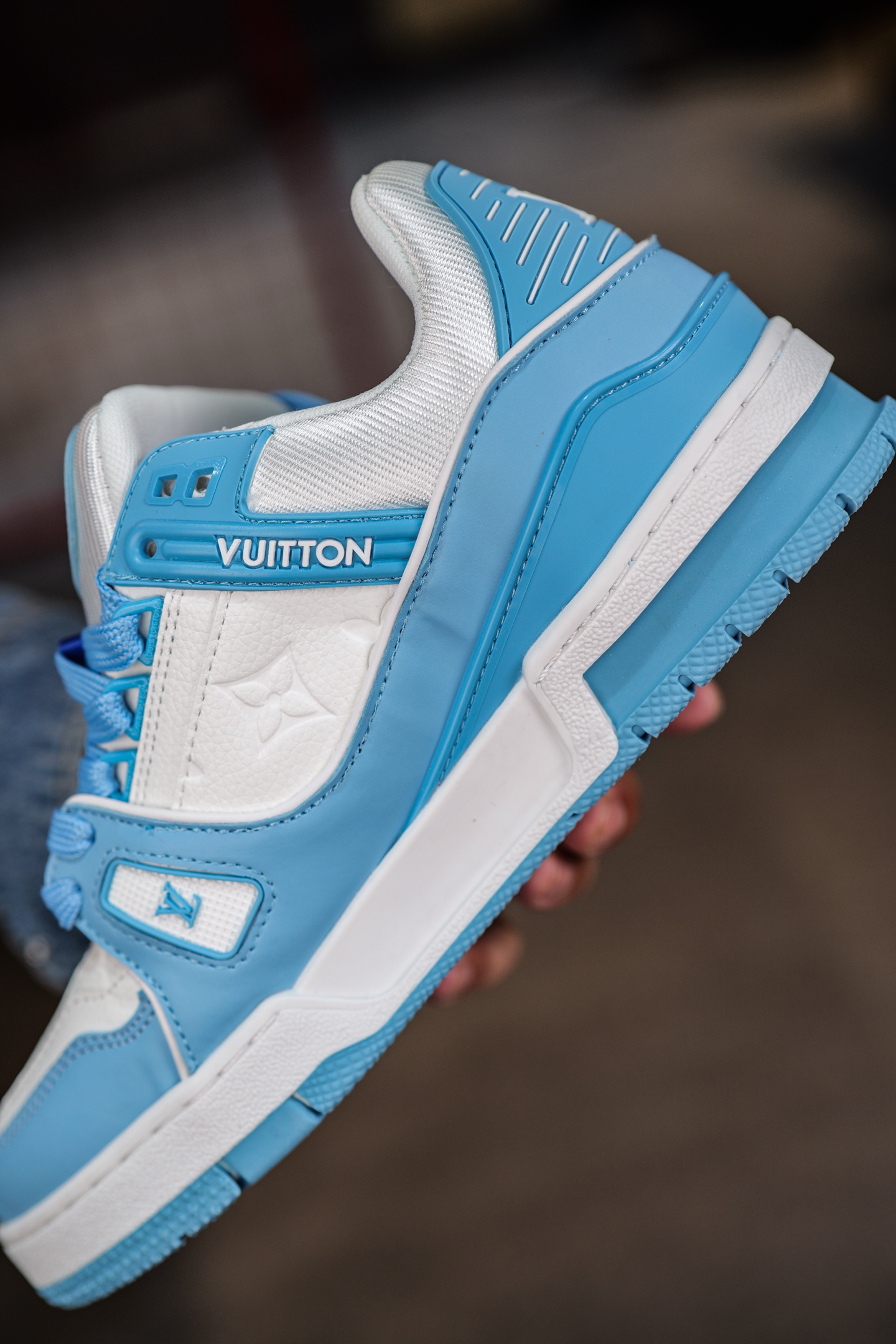 110💰L8版市面最高性价比版本💯底气十足 空胶工艺
驴家LV Trainer 原版完美楦型 品控胜过市面百分之95。
欢迎大家拿去与市面高于几十元的版本相互对比
TPU大底材料全部纯原色料打造的鞋底 区别 市面上小作坊省工料描涂漆上脚两天就掉色。
独家底磨 开发费5w+ 质感媲美原版 密集度超高 区别于同行色泽质感 意大利进口头层一刀切小牛皮 皮料厚实度韧性高于市面
垫脚聚米微料加透气英伦网布 都是按正品一比一打造开发 不偷半点料 不掺半点假
细节原版一致 可对比 全包套原版包装配件 目前市面一梯队级别
⚠市场太杂请注意混卖版本 可区别材料 版型 质感 包装配件 一切肉眼可见的细节。
尺码男女鞋35 36 37 38 39 40 41 42 43 44 45 46