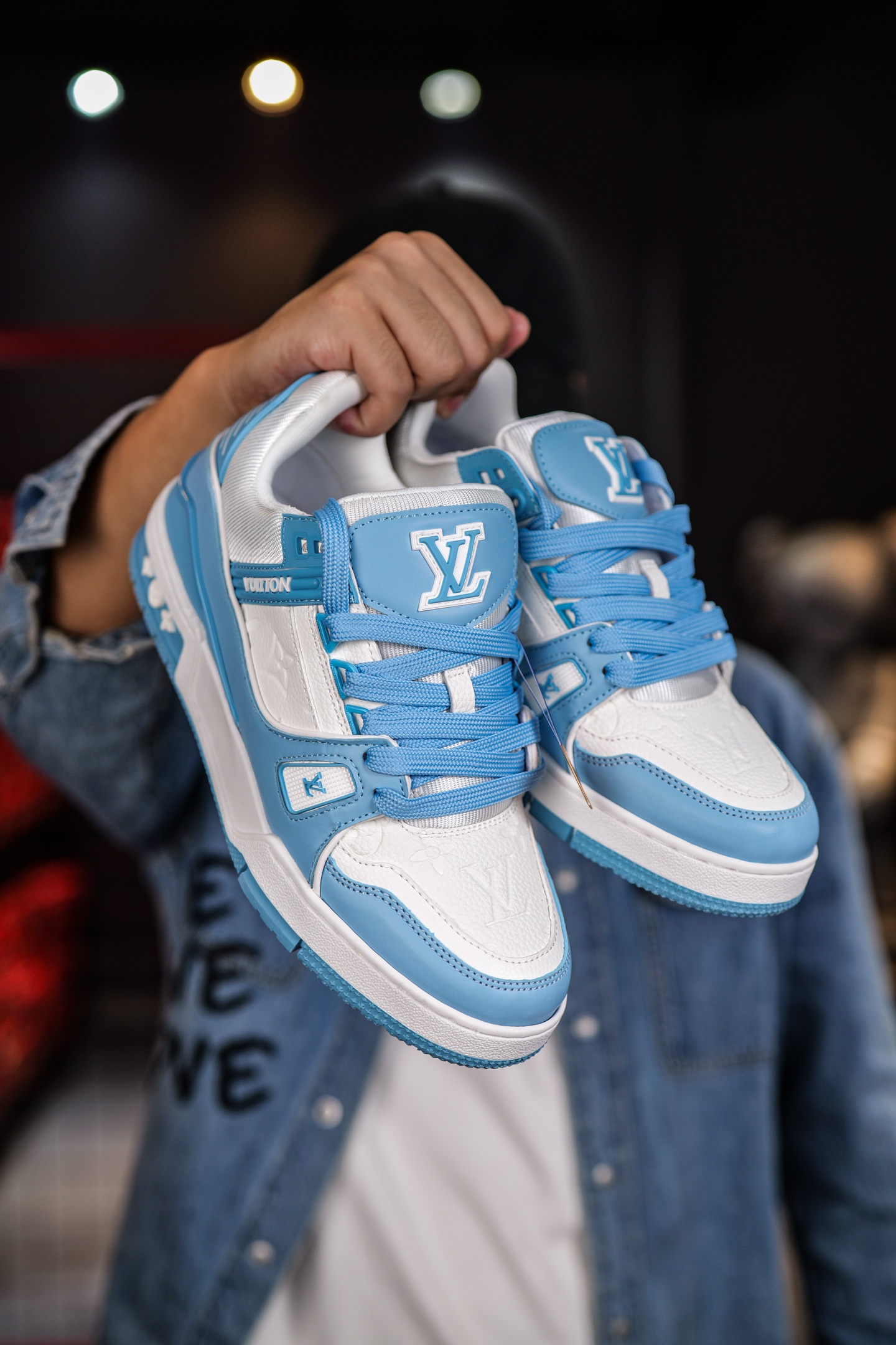 110💰L8版市面最高性价比版本💯底气十足 空胶工艺
驴家LV Trainer 原版完美楦型 品控胜过市面百分之95。
欢迎大家拿去与市面高于几十元的版本相互对比
TPU大底材料全部纯原色料打造的鞋底 区别 市面上小作坊省工料描涂漆上脚两天就掉色。
独家底磨 开发费5w+ 质感媲美原版 密集度超高 区别于同行色泽质感 意大利进口头层一刀切小牛皮 皮料厚实度韧性高于市面
垫脚聚米微料加透气英伦网布 都是按正品一比一打造开发 不偷半点料 不掺半点假
细节原版一致 可对比 全包套原版包装配件 目前市面一梯队级别
⚠市场太杂请注意混卖版本 可区别材料 版型 质感 包装配件 一切肉眼可见的细节。
尺码男女鞋35 36 37 38 39 40 41 42 43 44 45 46