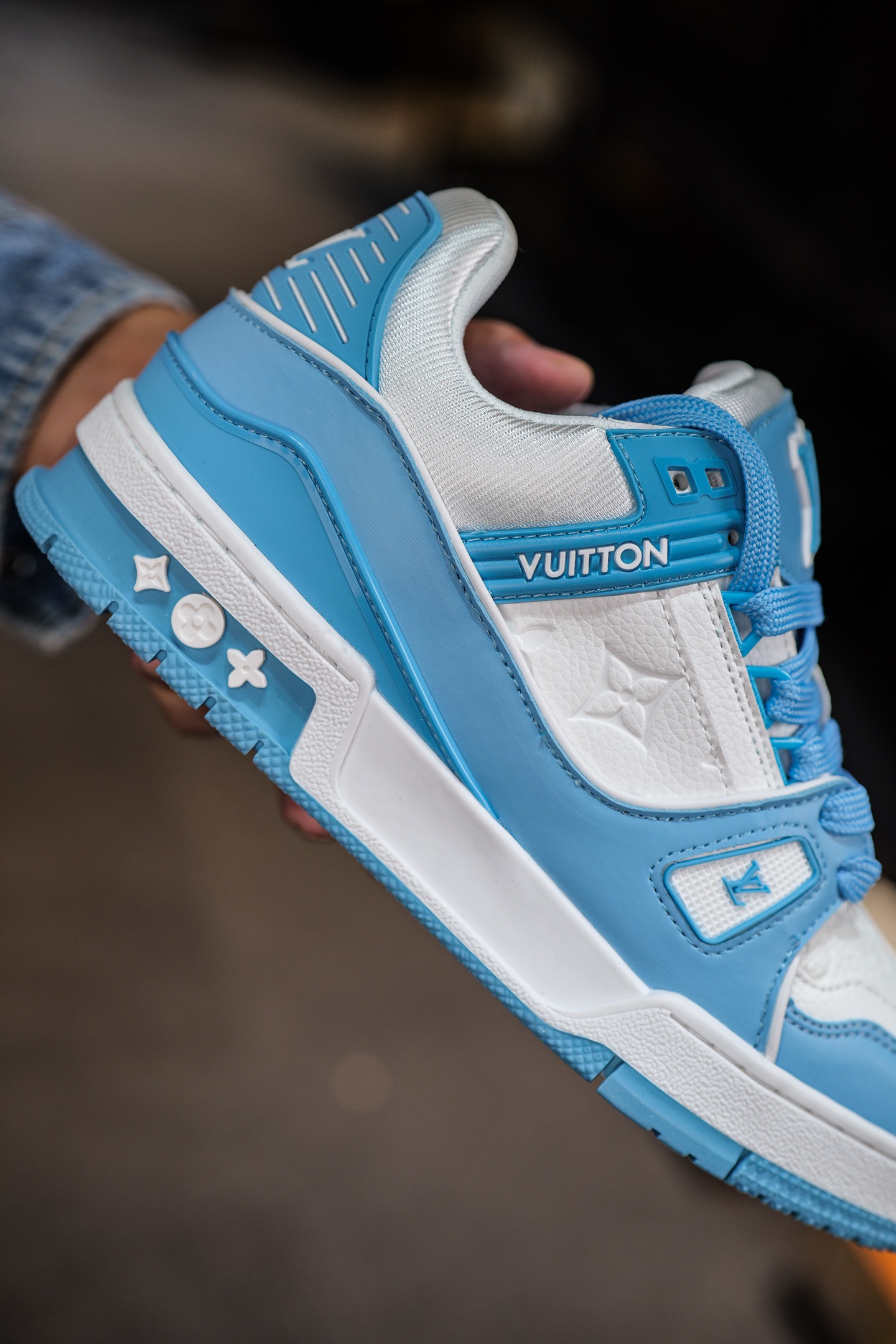 110💰L8版市面最高性价比版本💯底气十足 空胶工艺
驴家LV Trainer 原版完美楦型 品控胜过市面百分之95。
欢迎大家拿去与市面高于几十元的版本相互对比
TPU大底材料全部纯原色料打造的鞋底 区别 市面上小作坊省工料描涂漆上脚两天就掉色。
独家底磨 开发费5w+ 质感媲美原版 密集度超高 区别于同行色泽质感 意大利进口头层一刀切小牛皮 皮料厚实度韧性高于市面
垫脚聚米微料加透气英伦网布 都是按正品一比一打造开发 不偷半点料 不掺半点假
细节原版一致 可对比 全包套原版包装配件 目前市面一梯队级别
⚠市场太杂请注意混卖版本 可区别材料 版型 质感 包装配件 一切肉眼可见的细节。
尺码男女鞋35 36 37 38 39 40 41 42 43 44 45 46