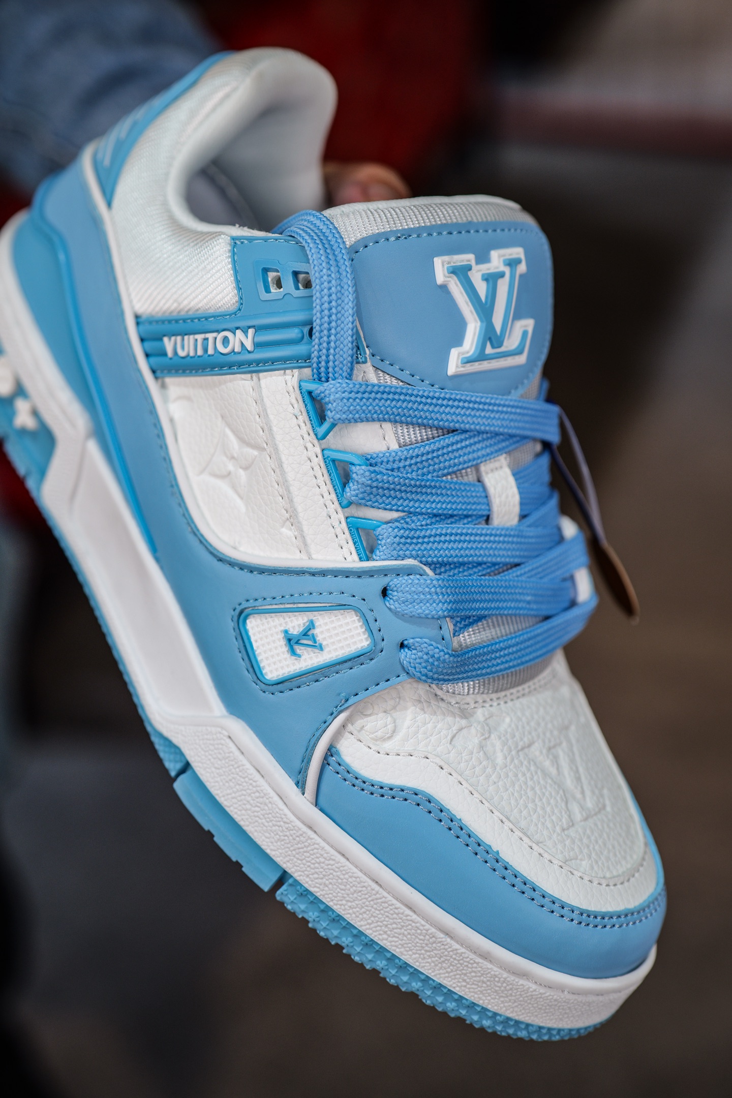 110💰L8版市面最高性价比版本💯底气十足 空胶工艺
驴家LV Trainer 原版完美楦型 品控胜过市面百分之95。
欢迎大家拿去与市面高于几十元的版本相互对比
TPU大底材料全部纯原色料打造的鞋底 区别 市面上小作坊省工料描涂漆上脚两天就掉色。
独家底磨 开发费5w+ 质感媲美原版 密集度超高 区别于同行色泽质感 意大利进口头层一刀切小牛皮 皮料厚实度韧性高于市面
垫脚聚米微料加透气英伦网布 都是按正品一比一打造开发 不偷半点料 不掺半点假
细节原版一致 可对比 全包套原版包装配件 目前市面一梯队级别
⚠市场太杂请注意混卖版本 可区别材料 版型 质感 包装配件 一切肉眼可见的细节。
尺码男女鞋35 36 37 38 39 40 41 42 43 44 45 46