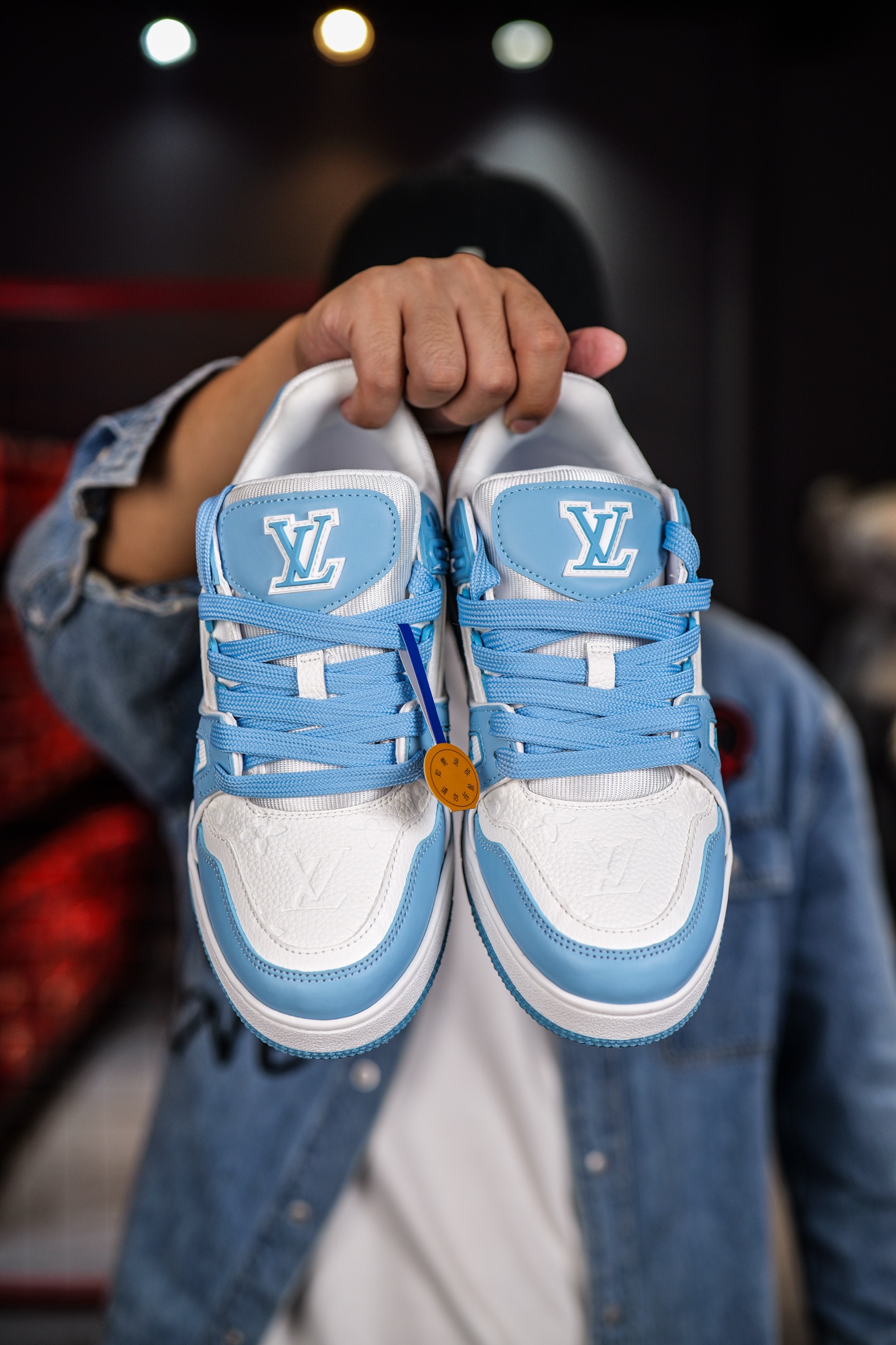 110💰L8版市面最高性价比版本💯底气十足 空胶工艺
驴家LV Trainer 原版完美楦型 品控胜过市面百分之95。
欢迎大家拿去与市面高于几十元的版本相互对比
TPU大底材料全部纯原色料打造的鞋底 区别 市面上小作坊省工料描涂漆上脚两天就掉色。
独家底磨 开发费5w+ 质感媲美原版 密集度超高 区别于同行色泽质感 意大利进口头层一刀切小牛皮 皮料厚实度韧性高于市面
垫脚聚米微料加透气英伦网布 都是按正品一比一打造开发 不偷半点料 不掺半点假
细节原版一致 可对比 全包套原版包装配件 目前市面一梯队级别
⚠市场太杂请注意混卖版本 可区别材料 版型 质感 包装配件 一切肉眼可见的细节。
尺码男女鞋35 36 37 38 39 40 41 42 43 44 45 46