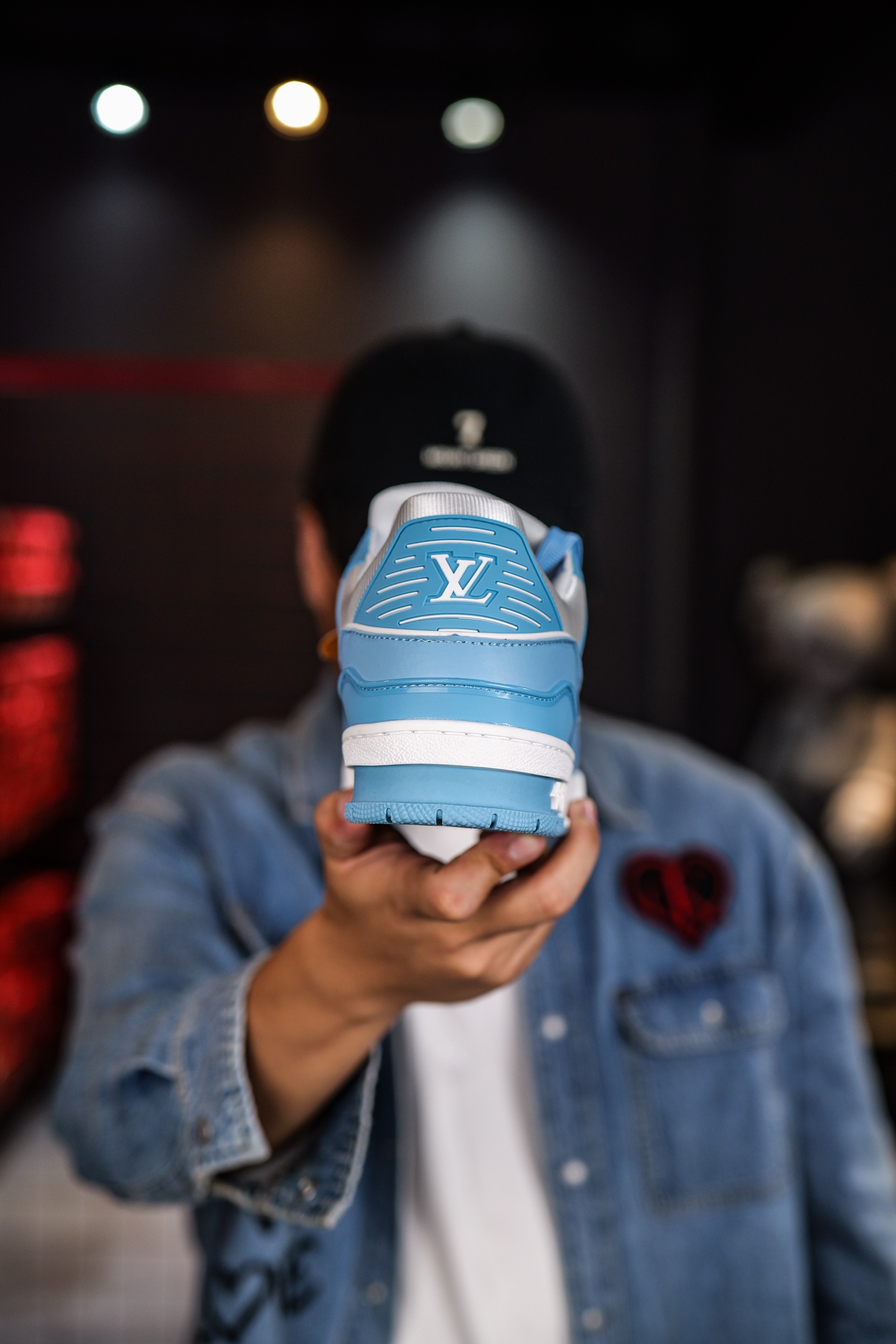 110💰L8版市面最高性价比版本💯底气十足 空胶工艺
驴家LV Trainer 原版完美楦型 品控胜过市面百分之95。
欢迎大家拿去与市面高于几十元的版本相互对比
TPU大底材料全部纯原色料打造的鞋底 区别 市面上小作坊省工料描涂漆上脚两天就掉色。
独家底磨 开发费5w+ 质感媲美原版 密集度超高 区别于同行色泽质感 意大利进口头层一刀切小牛皮 皮料厚实度韧性高于市面
垫脚聚米微料加透气英伦网布 都是按正品一比一打造开发 不偷半点料 不掺半点假
细节原版一致 可对比 全包套原版包装配件 目前市面一梯队级别
⚠市场太杂请注意混卖版本 可区别材料 版型 质感 包装配件 一切肉眼可见的细节。
尺码男女鞋35 36 37 38 39 40 41 42 43 44 45 46