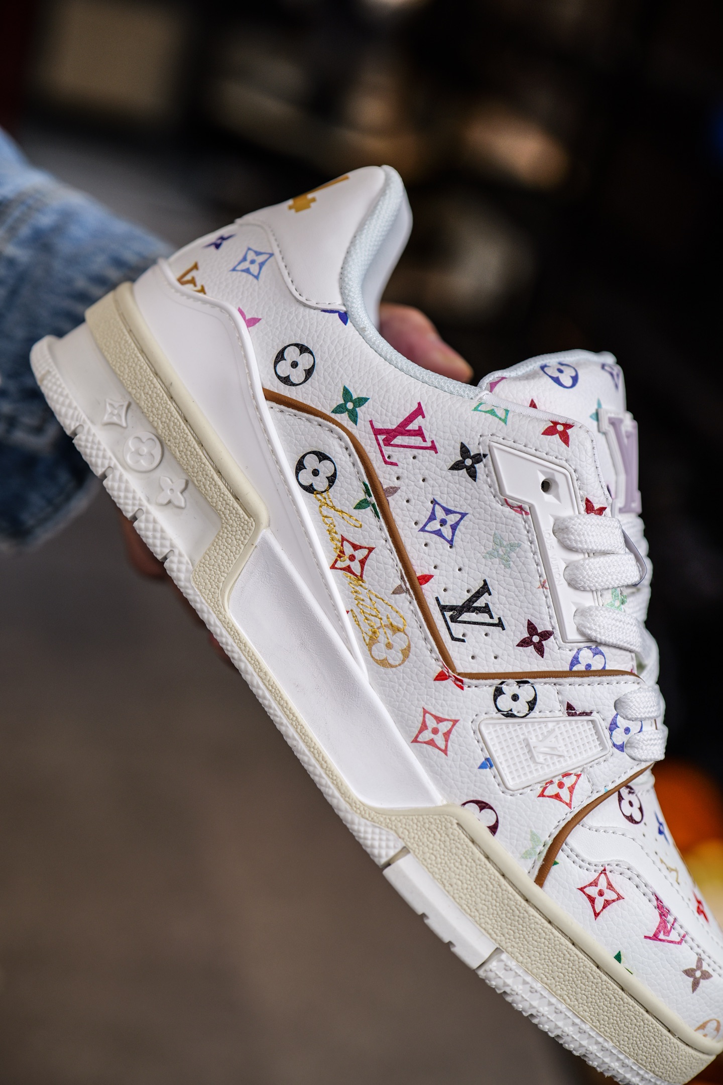 120💰L8版市面最高性价比版本💯底气十足 空胶工艺
驴家LV Trainer 原版完美楦型 品控胜过市面百分之95。
欢迎大家拿去与市面高于几十元的版本相互对比
TPU大底材料全部纯原色料打造的鞋底 区别 市面上小作坊省工料描涂漆上脚两天就掉色。
独家底磨 开发费5w+ 质感媲美原版 密集度超高 区别于同行色泽质感 意大利进口头层一刀切小牛皮 皮料厚实度韧性高于市面
垫脚聚米微料加透气英伦网布 都是按正品一比一打造开发 不偷半点料 不掺半点假
细节原版一致 可对比 全包套原版包装配件 目前市面一梯队级别
⚠市场太杂请注意混卖版本 可区别材料 版型 质感 包装配件 一切肉眼可见的细节。
尺码男女鞋35 36 37 38 39 40 41 42 43 44 45 46