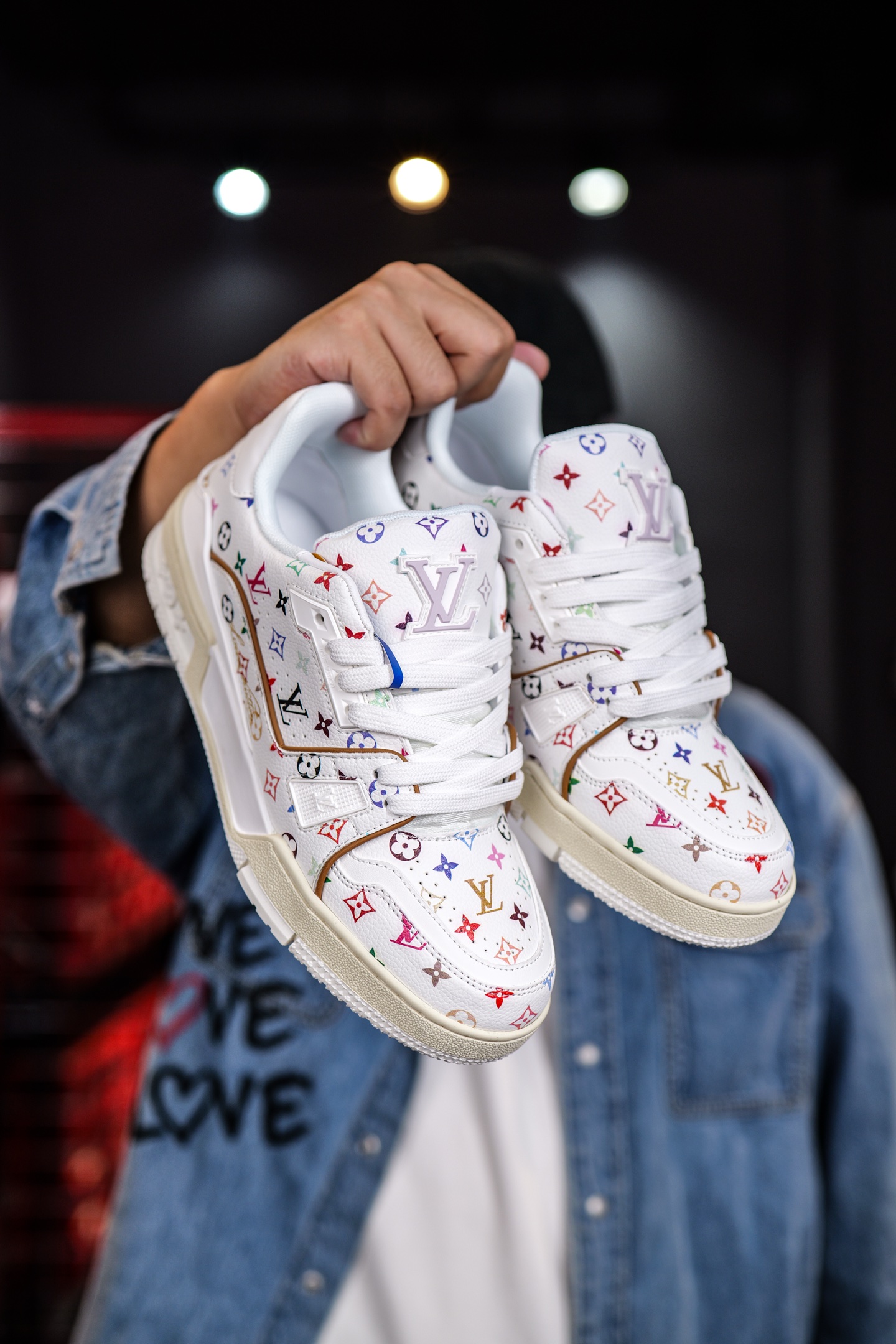 120💰L8版市面最高性价比版本💯底气十足 空胶工艺
驴家LV Trainer 原版完美楦型 品控胜过市面百分之95。
欢迎大家拿去与市面高于几十元的版本相互对比
TPU大底材料全部纯原色料打造的鞋底 区别 市面上小作坊省工料描涂漆上脚两天就掉色。
独家底磨 开发费5w+ 质感媲美原版 密集度超高 区别于同行色泽质感 意大利进口头层一刀切小牛皮 皮料厚实度韧性高于市面
垫脚聚米微料加透气英伦网布 都是按正品一比一打造开发 不偷半点料 不掺半点假
细节原版一致 可对比 全包套原版包装配件 目前市面一梯队级别
⚠市场太杂请注意混卖版本 可区别材料 版型 质感 包装配件 一切肉眼可见的细节。
尺码男女鞋35 36 37 38 39 40 41 42 43 44 45 46