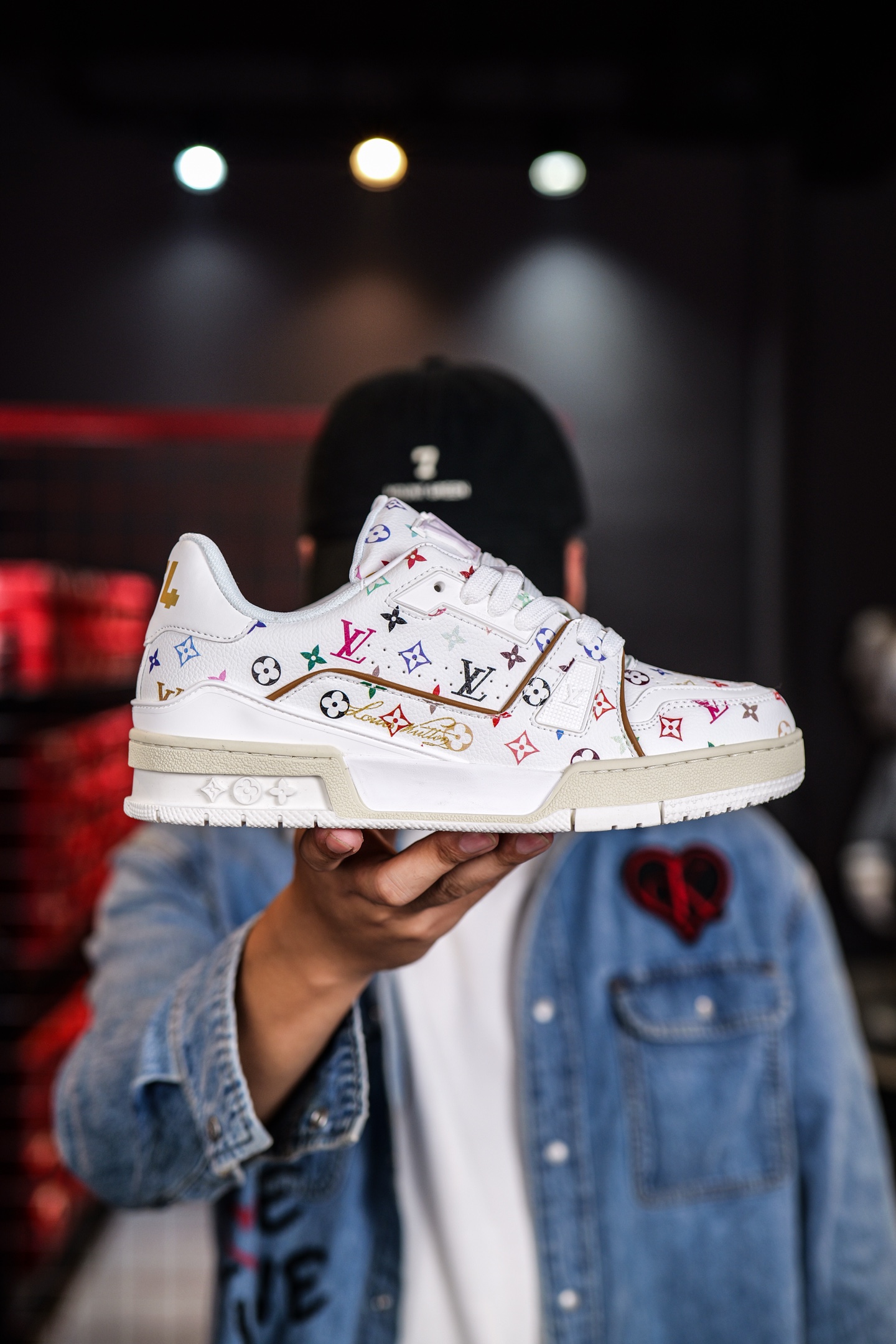 120💰L8版市面最高性价比版本💯底气十足 空胶工艺
驴家LV Trainer 原版完美楦型 品控胜过市面百分之95。
欢迎大家拿去与市面高于几十元的版本相互对比
TPU大底材料全部纯原色料打造的鞋底 区别 市面上小作坊省工料描涂漆上脚两天就掉色。
独家底磨 开发费5w+ 质感媲美原版 密集度超高 区别于同行色泽质感 意大利进口头层一刀切小牛皮 皮料厚实度韧性高于市面
垫脚聚米微料加透气英伦网布 都是按正品一比一打造开发 不偷半点料 不掺半点假
细节原版一致 可对比 全包套原版包装配件 目前市面一梯队级别
⚠市场太杂请注意混卖版本 可区别材料 版型 质感 包装配件 一切肉眼可见的细节。
尺码男女鞋35 36 37 38 39 40 41 42 43 44 45 46