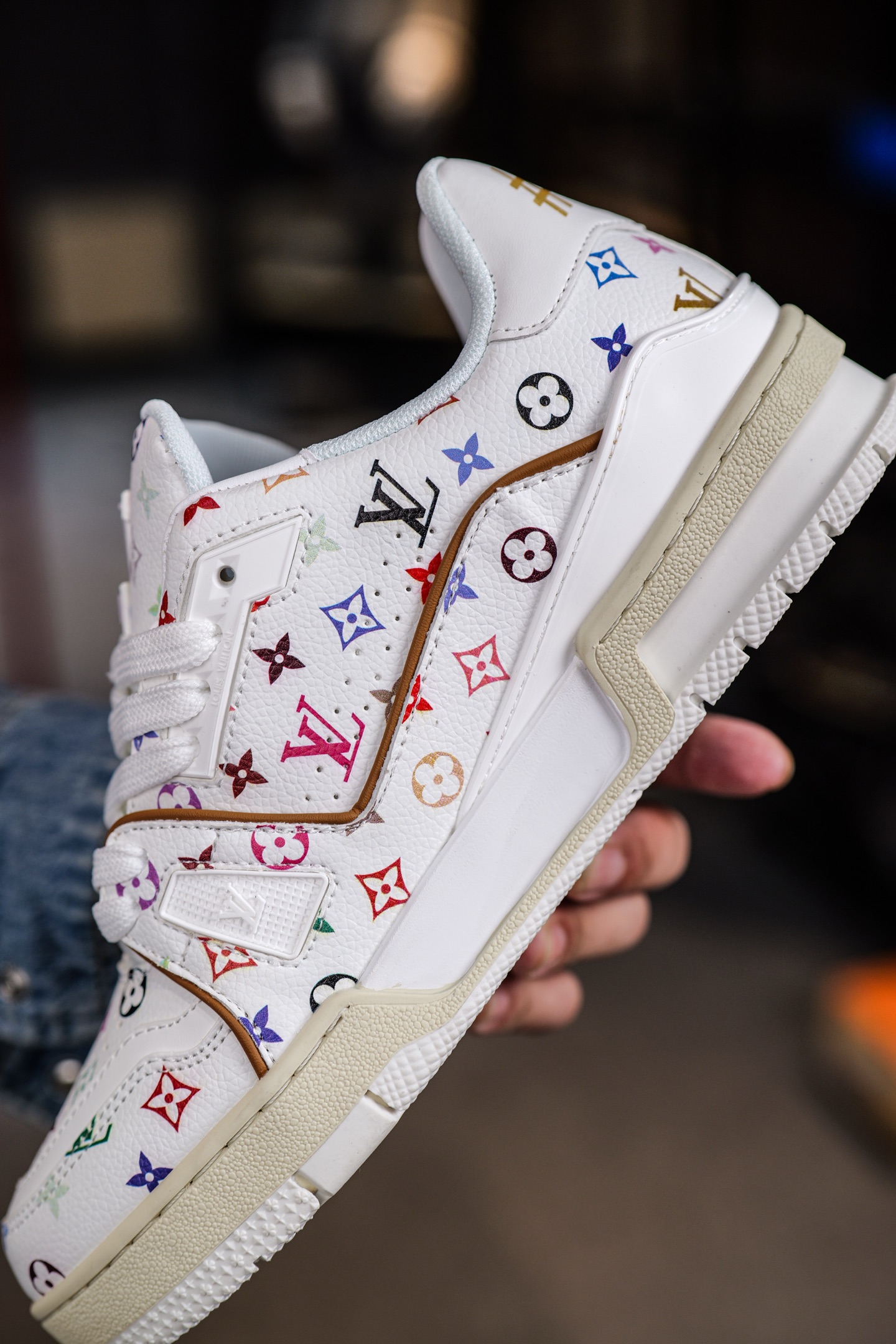 120💰L8版市面最高性价比版本💯底气十足 空胶工艺
驴家LV Trainer 原版完美楦型 品控胜过市面百分之95。
欢迎大家拿去与市面高于几十元的版本相互对比
TPU大底材料全部纯原色料打造的鞋底 区别 市面上小作坊省工料描涂漆上脚两天就掉色。
独家底磨 开发费5w+ 质感媲美原版 密集度超高 区别于同行色泽质感 意大利进口头层一刀切小牛皮 皮料厚实度韧性高于市面
垫脚聚米微料加透气英伦网布 都是按正品一比一打造开发 不偷半点料 不掺半点假
细节原版一致 可对比 全包套原版包装配件 目前市面一梯队级别
⚠市场太杂请注意混卖版本 可区别材料 版型 质感 包装配件 一切肉眼可见的细节。
尺码男女鞋35 36 37 38 39 40 41 42 43 44 45 46