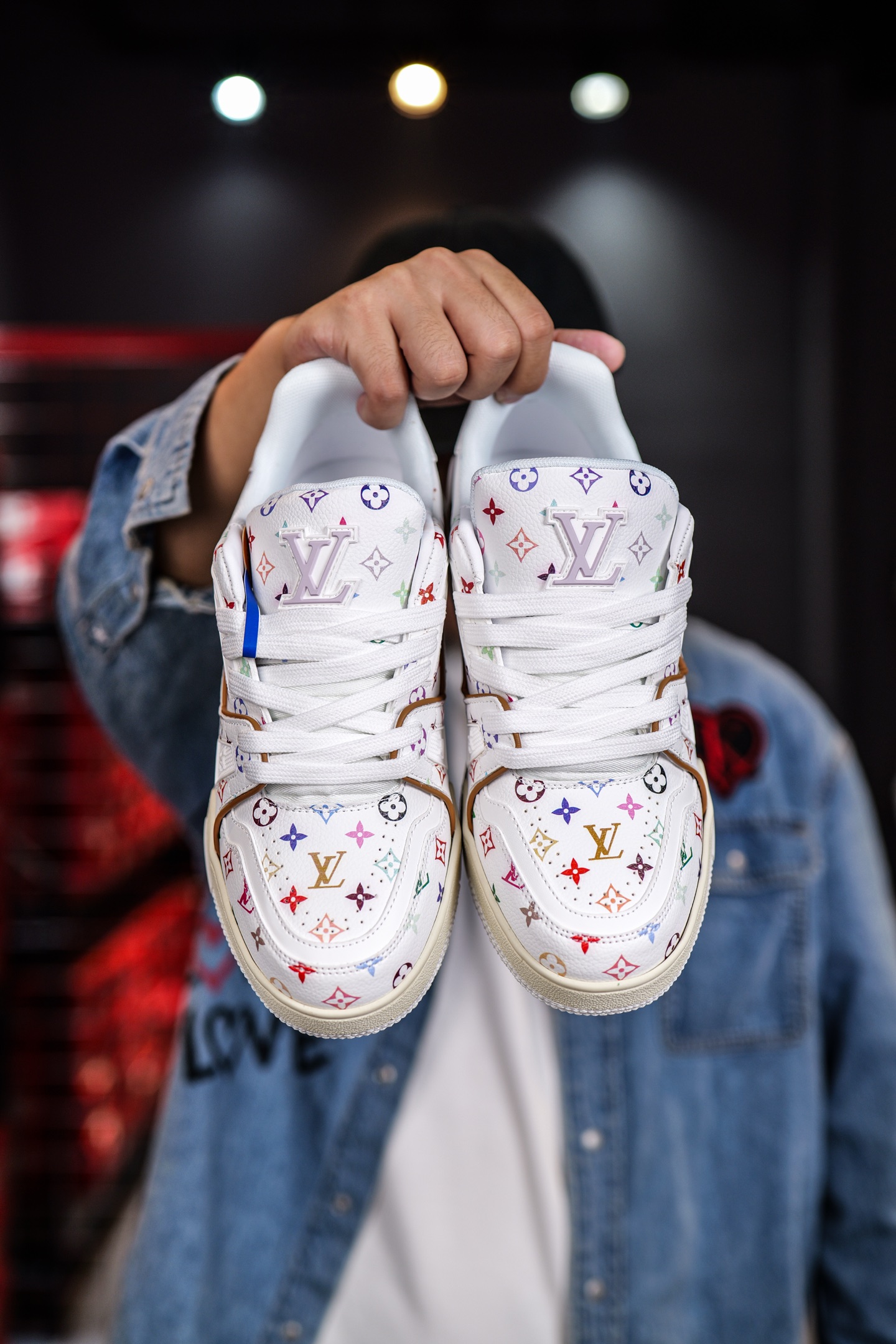 120💰L8版市面最高性价比版本💯底气十足 空胶工艺
驴家LV Trainer 原版完美楦型 品控胜过市面百分之95。
欢迎大家拿去与市面高于几十元的版本相互对比
TPU大底材料全部纯原色料打造的鞋底 区别 市面上小作坊省工料描涂漆上脚两天就掉色。
独家底磨 开发费5w+ 质感媲美原版 密集度超高 区别于同行色泽质感 意大利进口头层一刀切小牛皮 皮料厚实度韧性高于市面
垫脚聚米微料加透气英伦网布 都是按正品一比一打造开发 不偷半点料 不掺半点假
细节原版一致 可对比 全包套原版包装配件 目前市面一梯队级别
⚠市场太杂请注意混卖版本 可区别材料 版型 质感 包装配件 一切肉眼可见的细节。
尺码男女鞋35 36 37 38 39 40 41 42 43 44 45 46